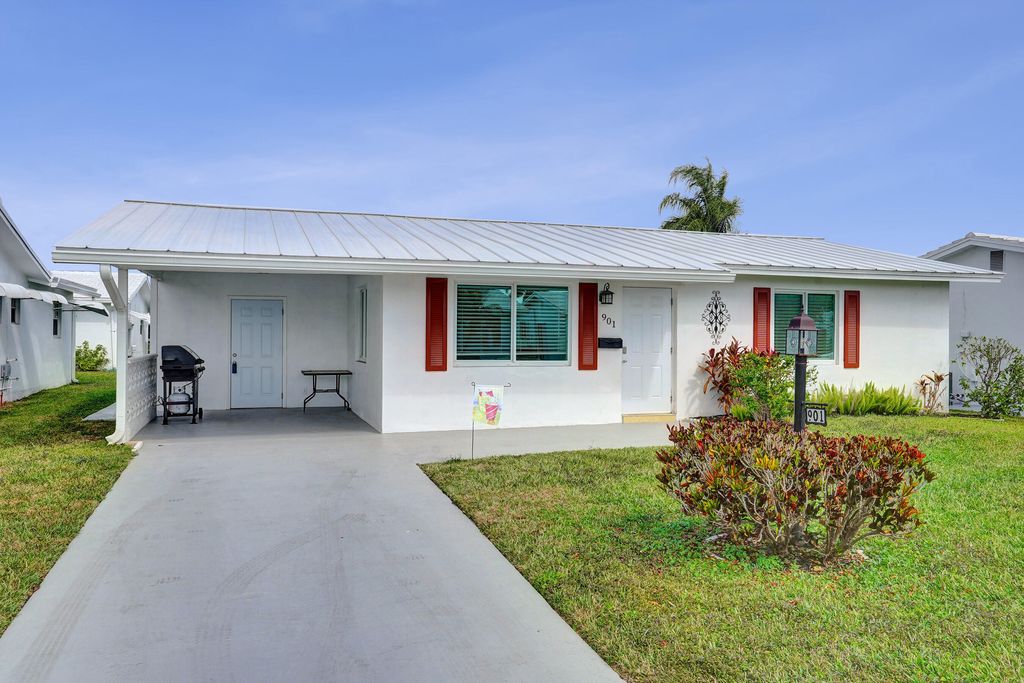 Photo of 901 SW 6th Avenue, Boynton Beach, FL 33426 (MLS # R11163840)