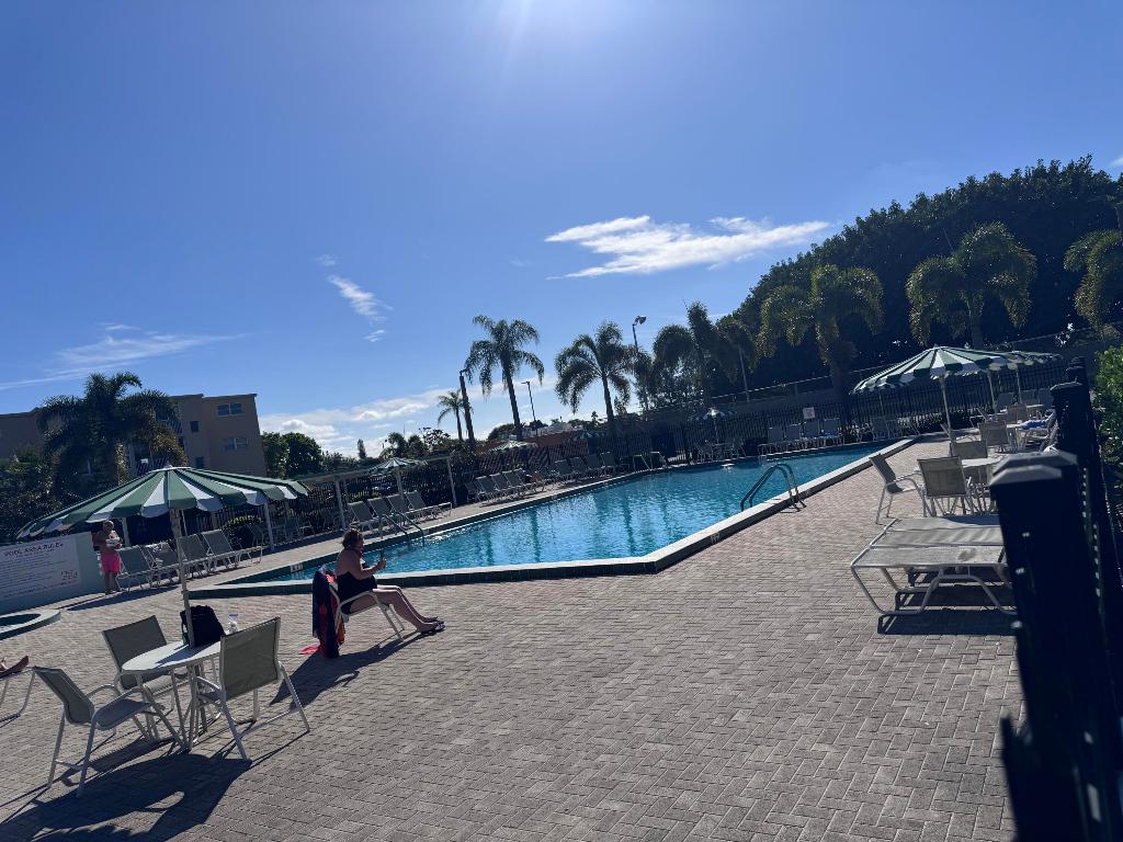 VILLAGE ROYALE GREENHILL CONDO - Residential