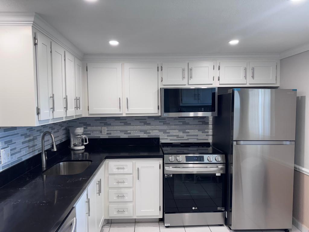 VILLAGE ROYALE GREENHILL CONDO - Residential