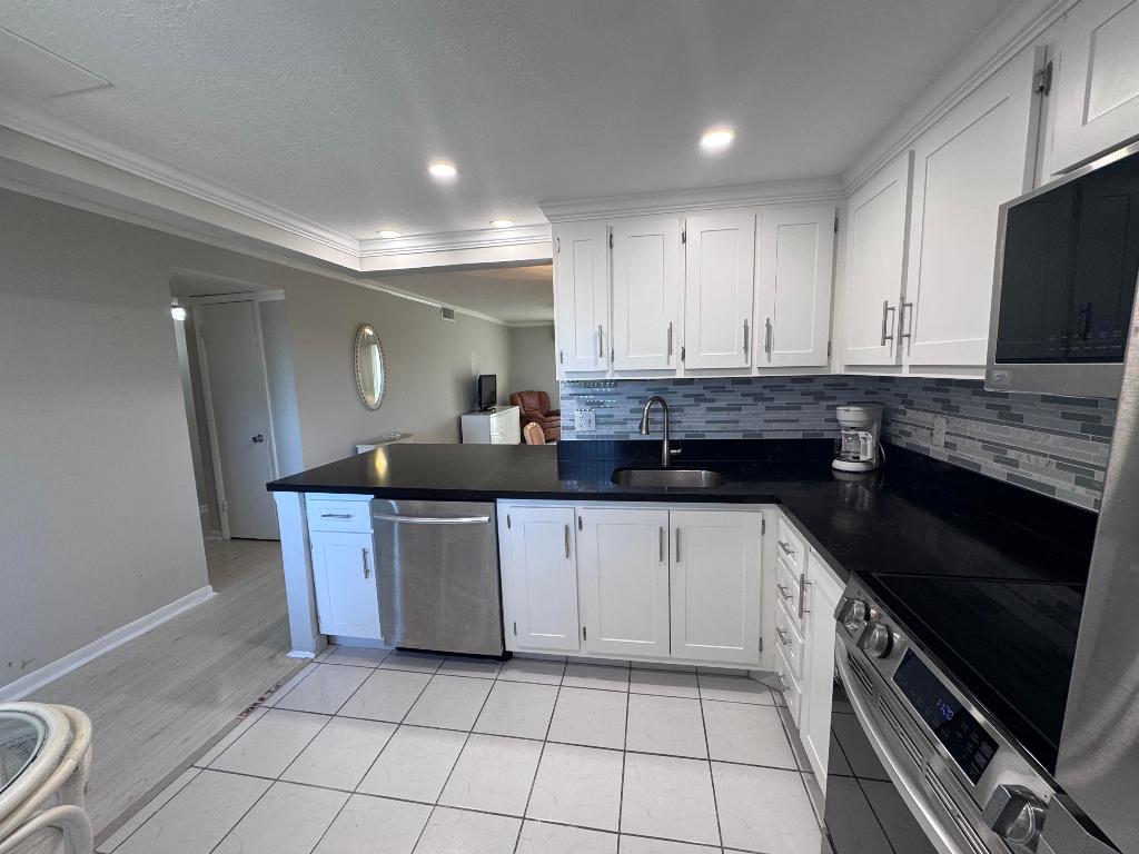 VILLAGE ROYALE GREENHILL CONDO - Residential