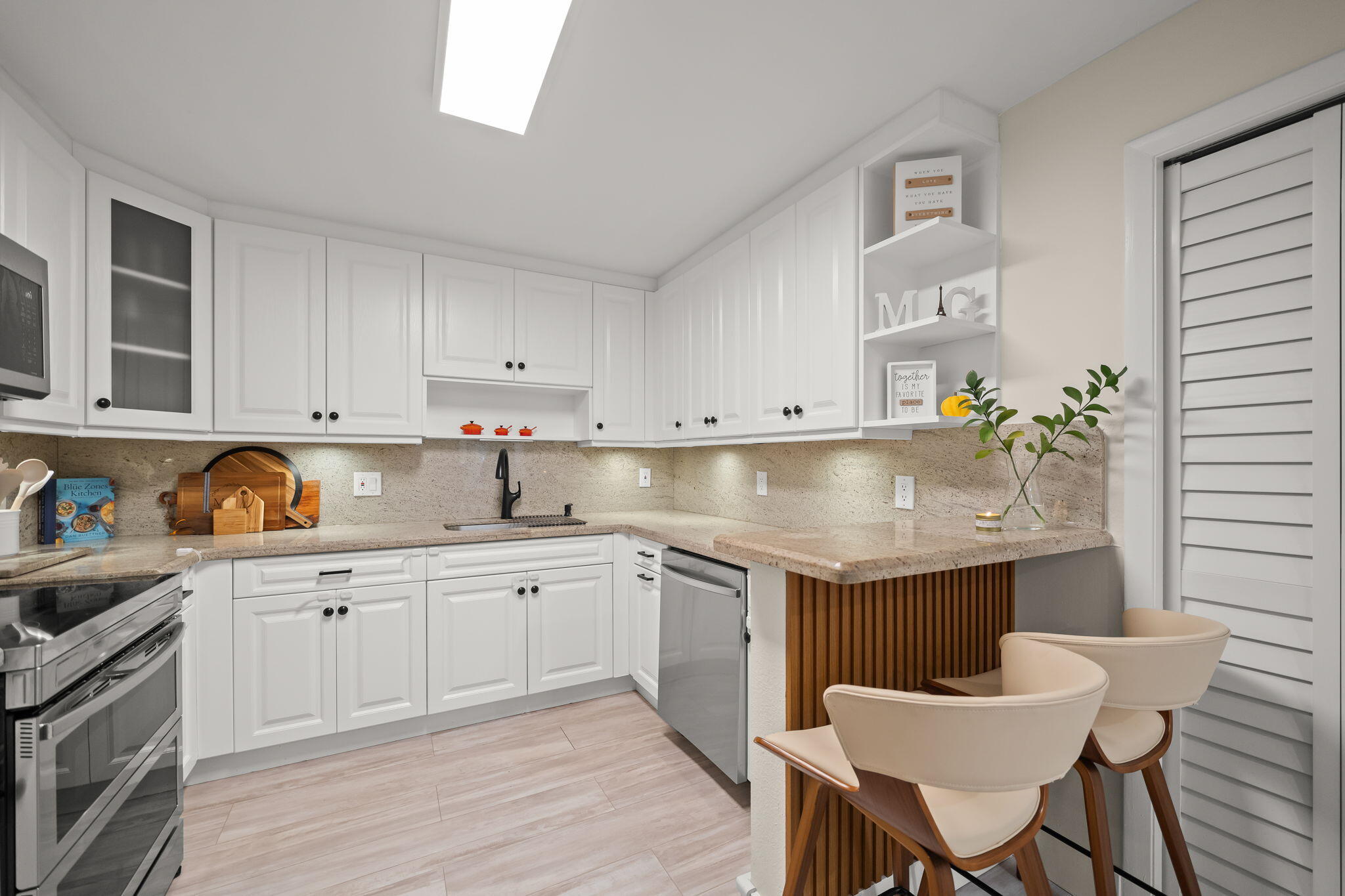 COUNTRY CLUB APTS AT - Residential
