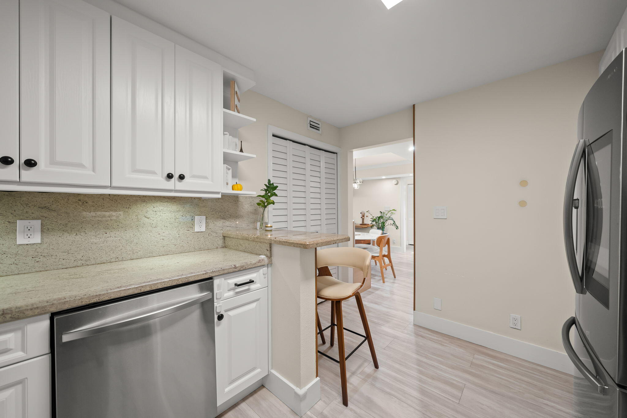 COUNTRY CLUB APTS AT - Residential