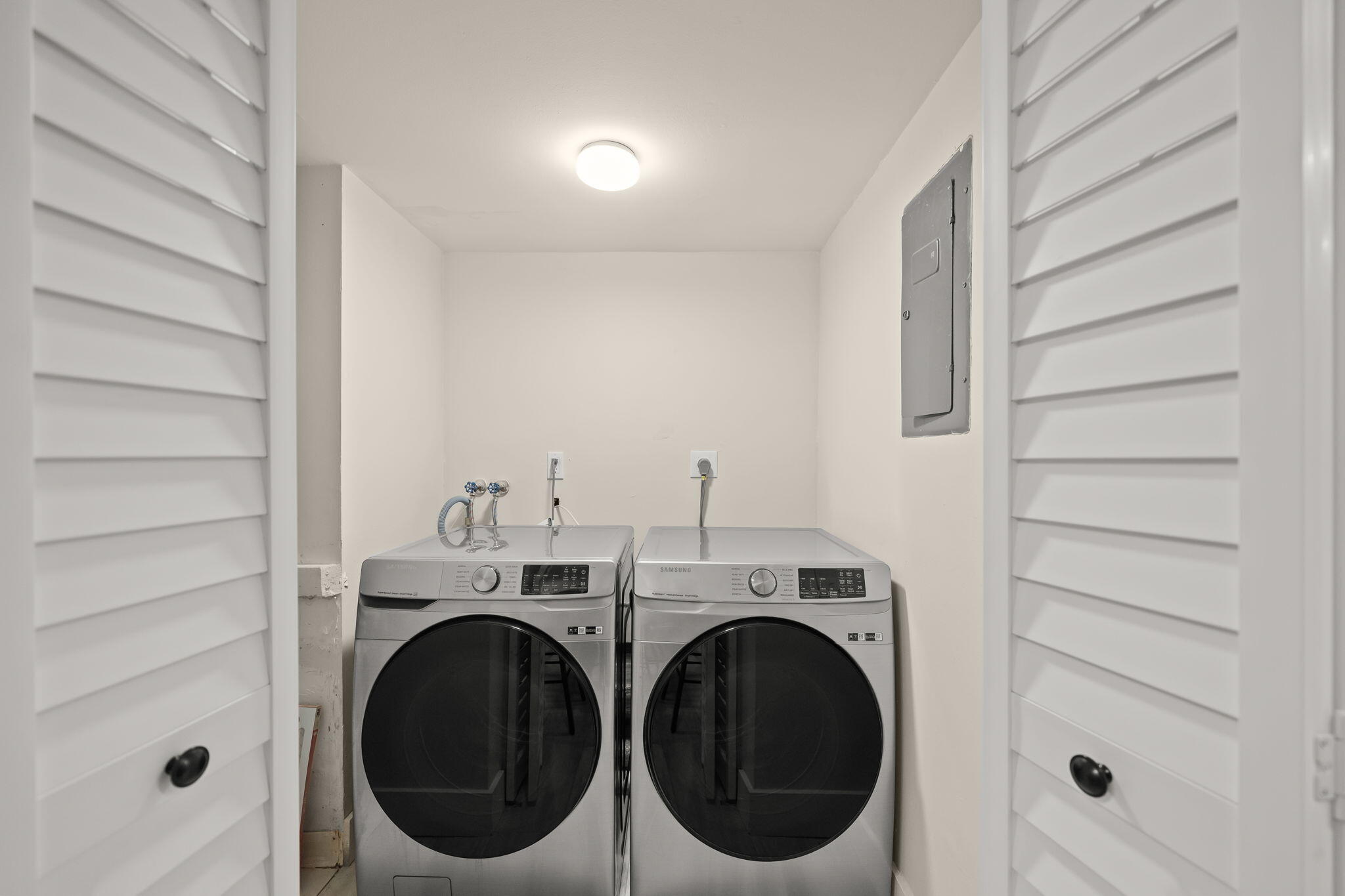 COUNTRY CLUB APTS AT - Residential