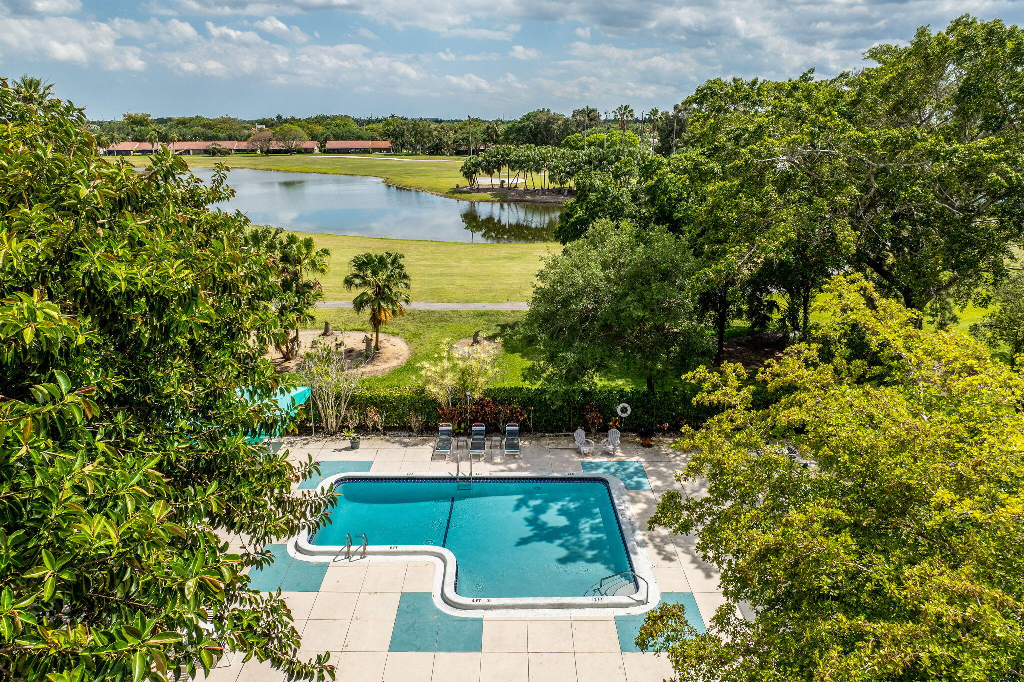 COUNTRY CLUB APTS AT - Residential