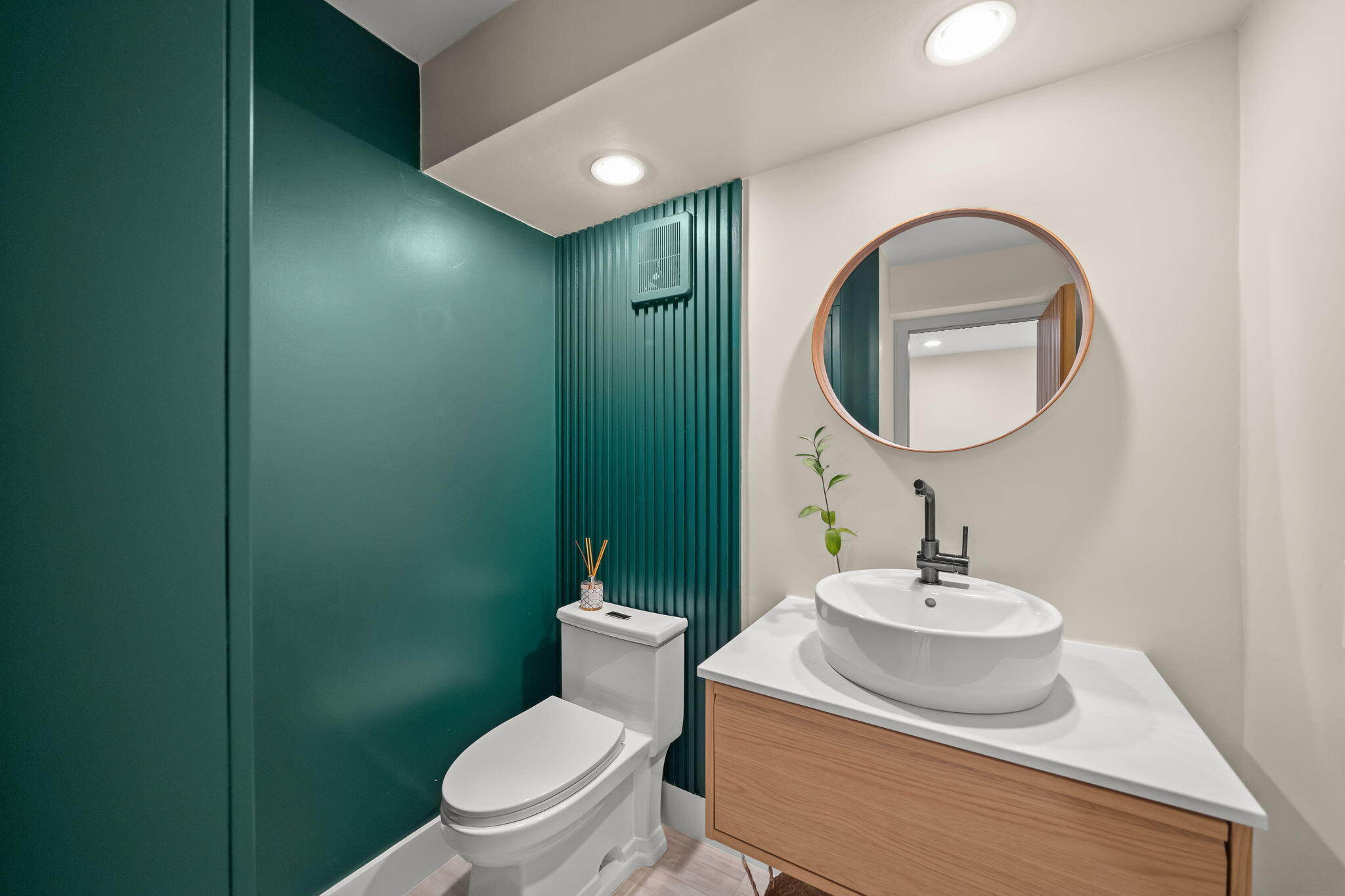 COUNTRY CLUB APTS AT - Residential