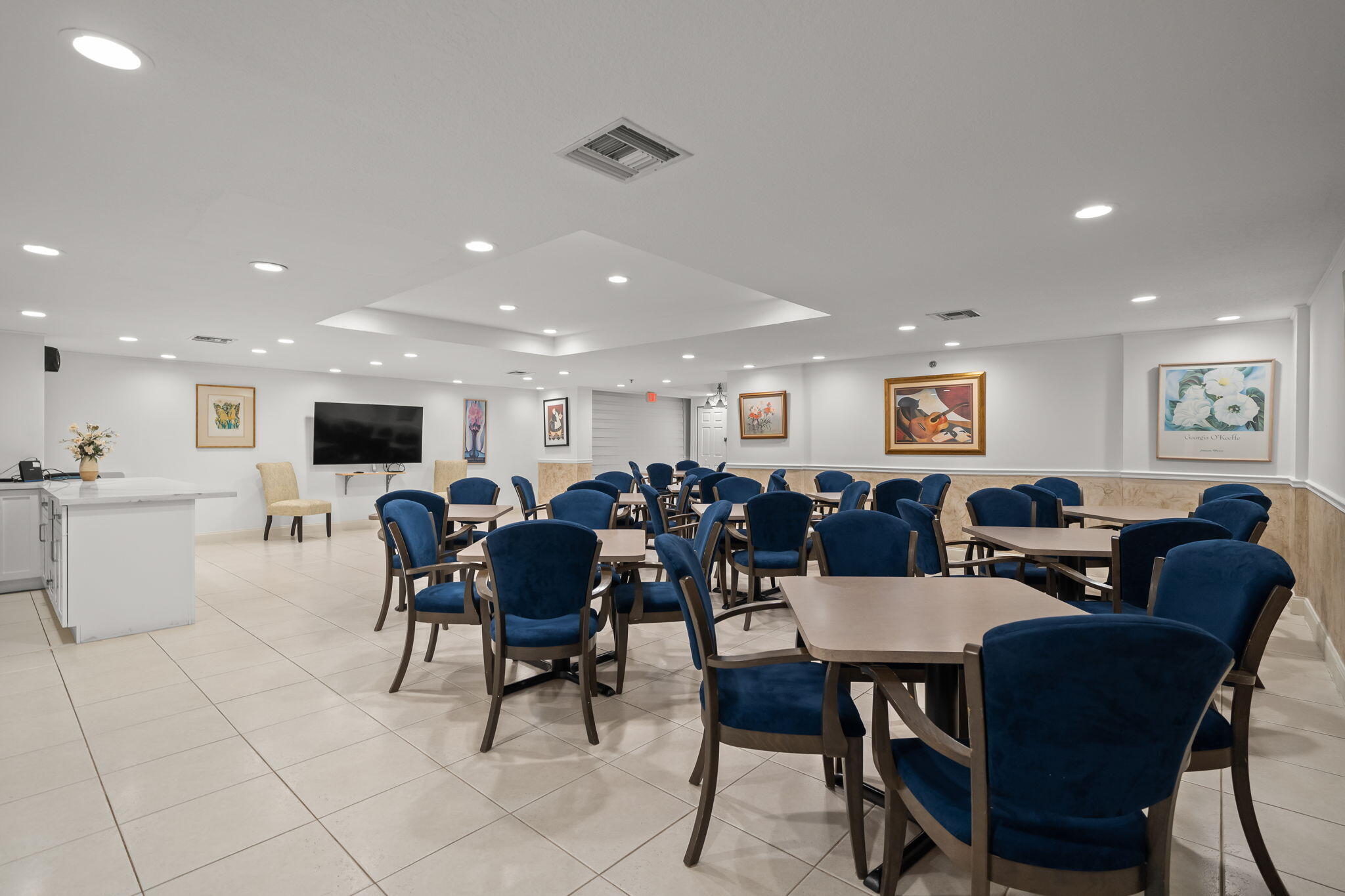COUNTRY CLUB APTS AT - Residential