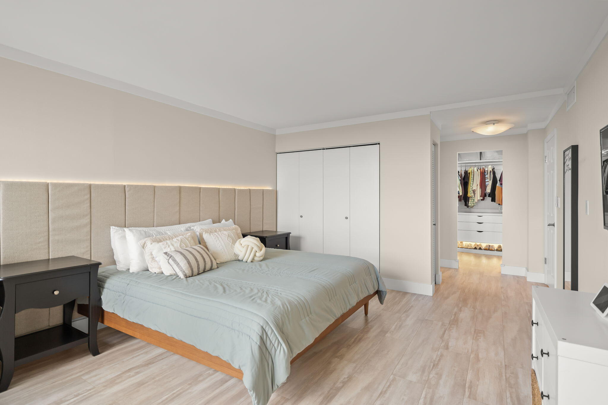 COUNTRY CLUB APTS AT - Residential