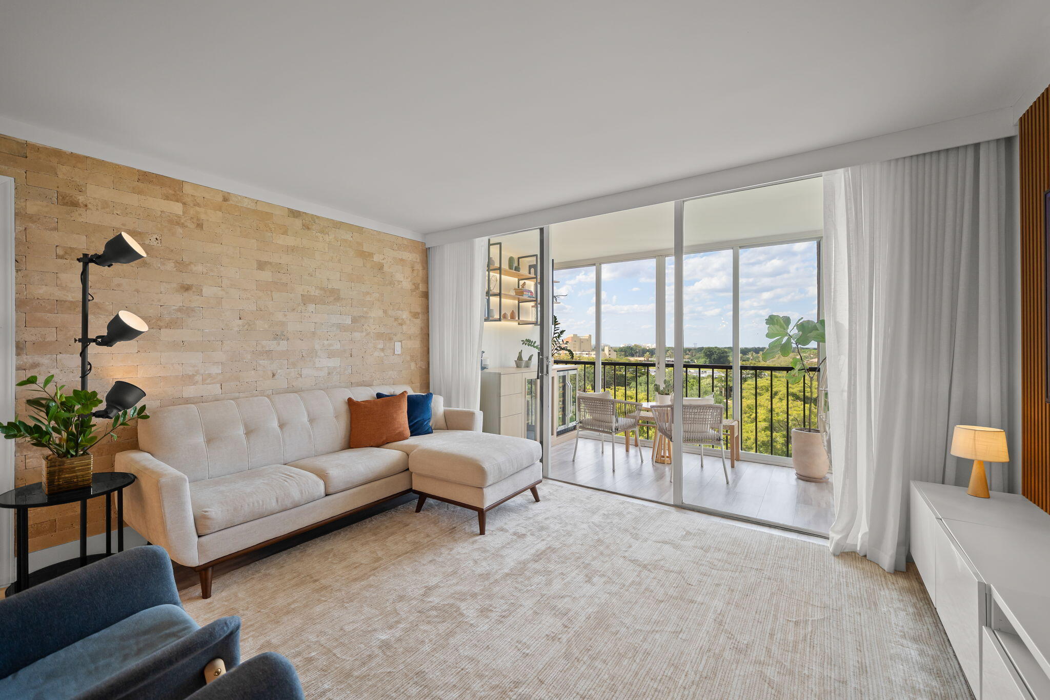 COUNTRY CLUB APTS AT - Residential