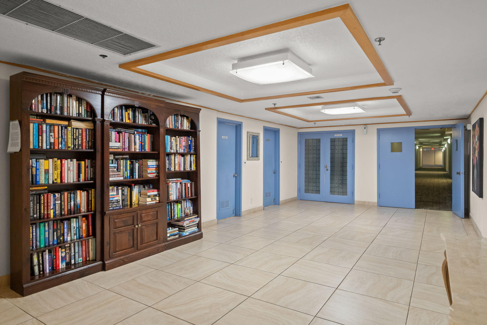 COUNTRY CLUB APTS AT - Residential