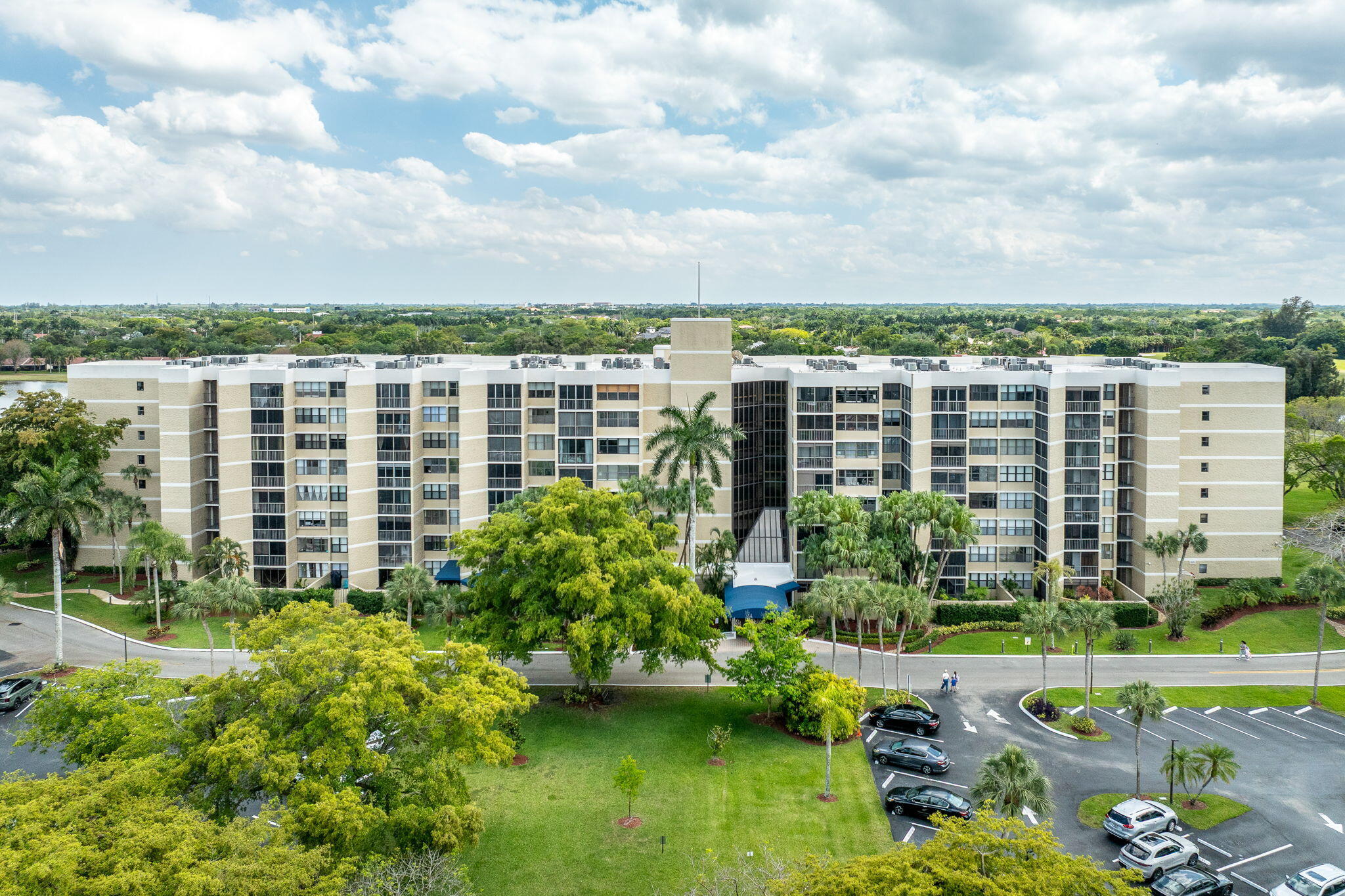 COUNTRY CLUB APTS AT - Residential