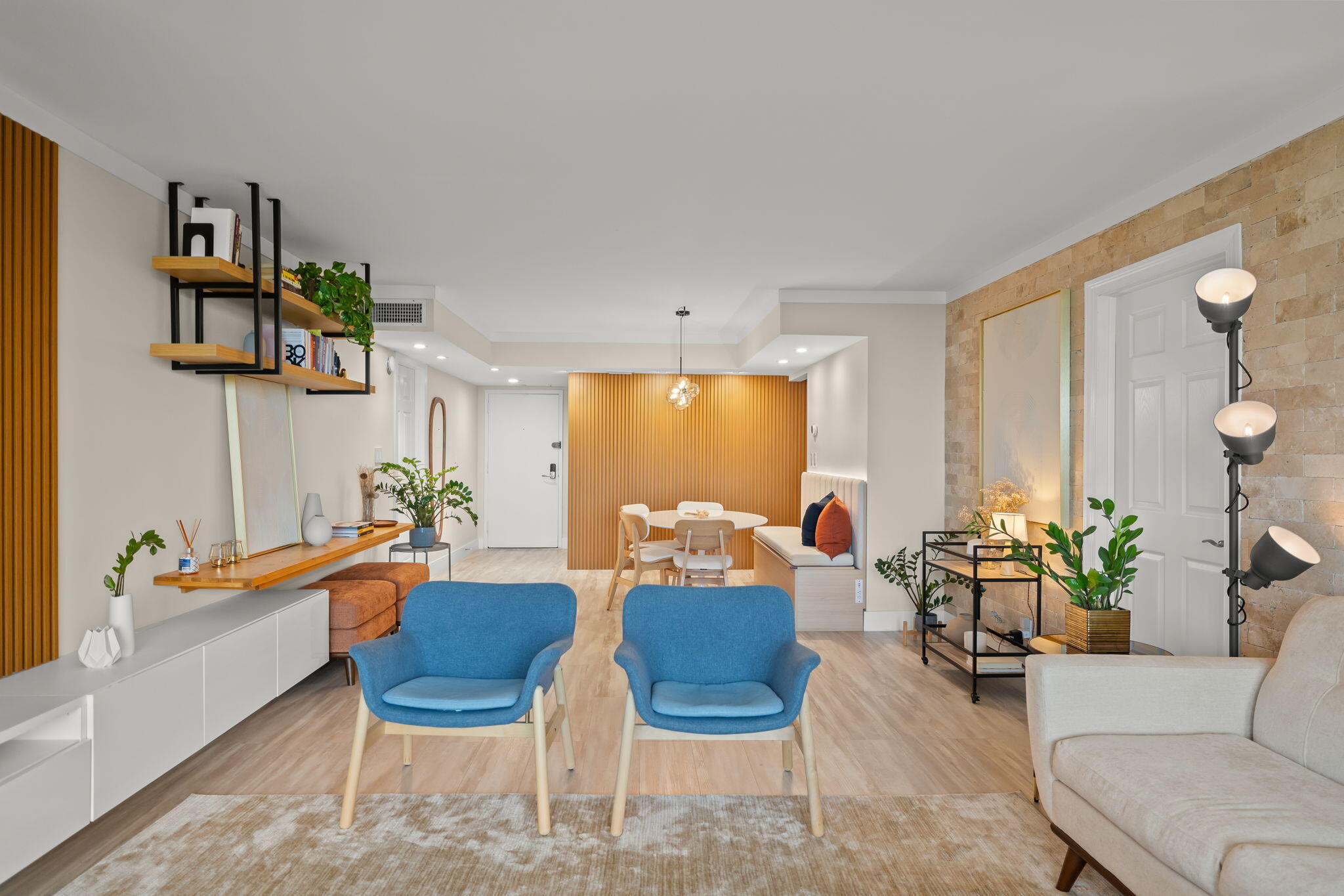COUNTRY CLUB APTS AT - Residential