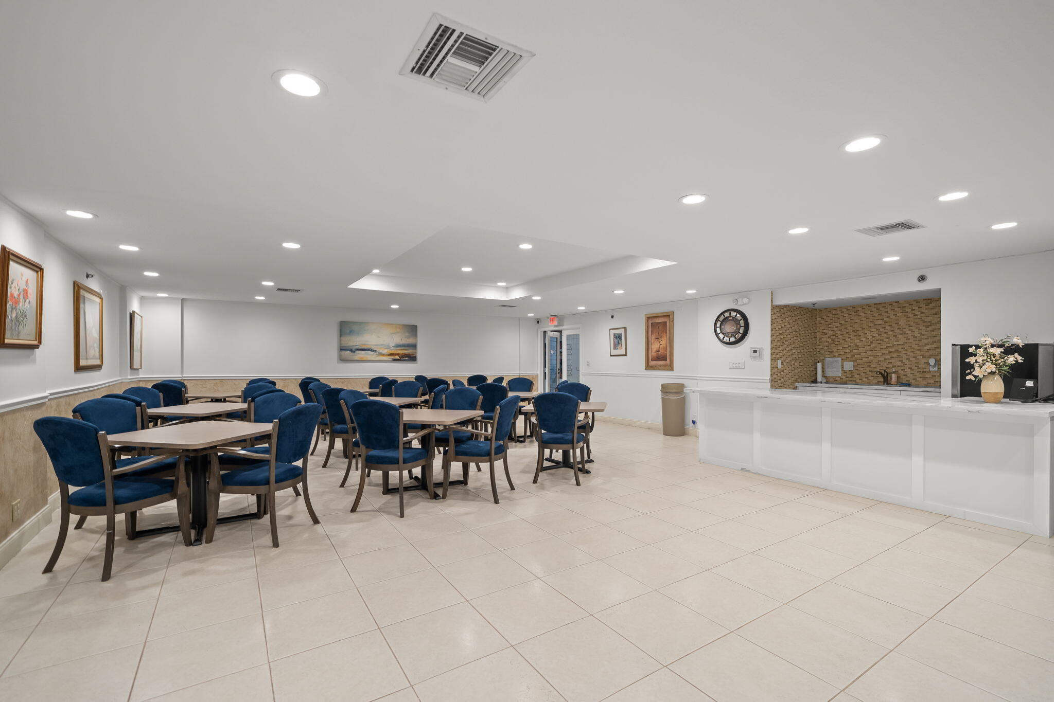 COUNTRY CLUB APTS AT - Residential