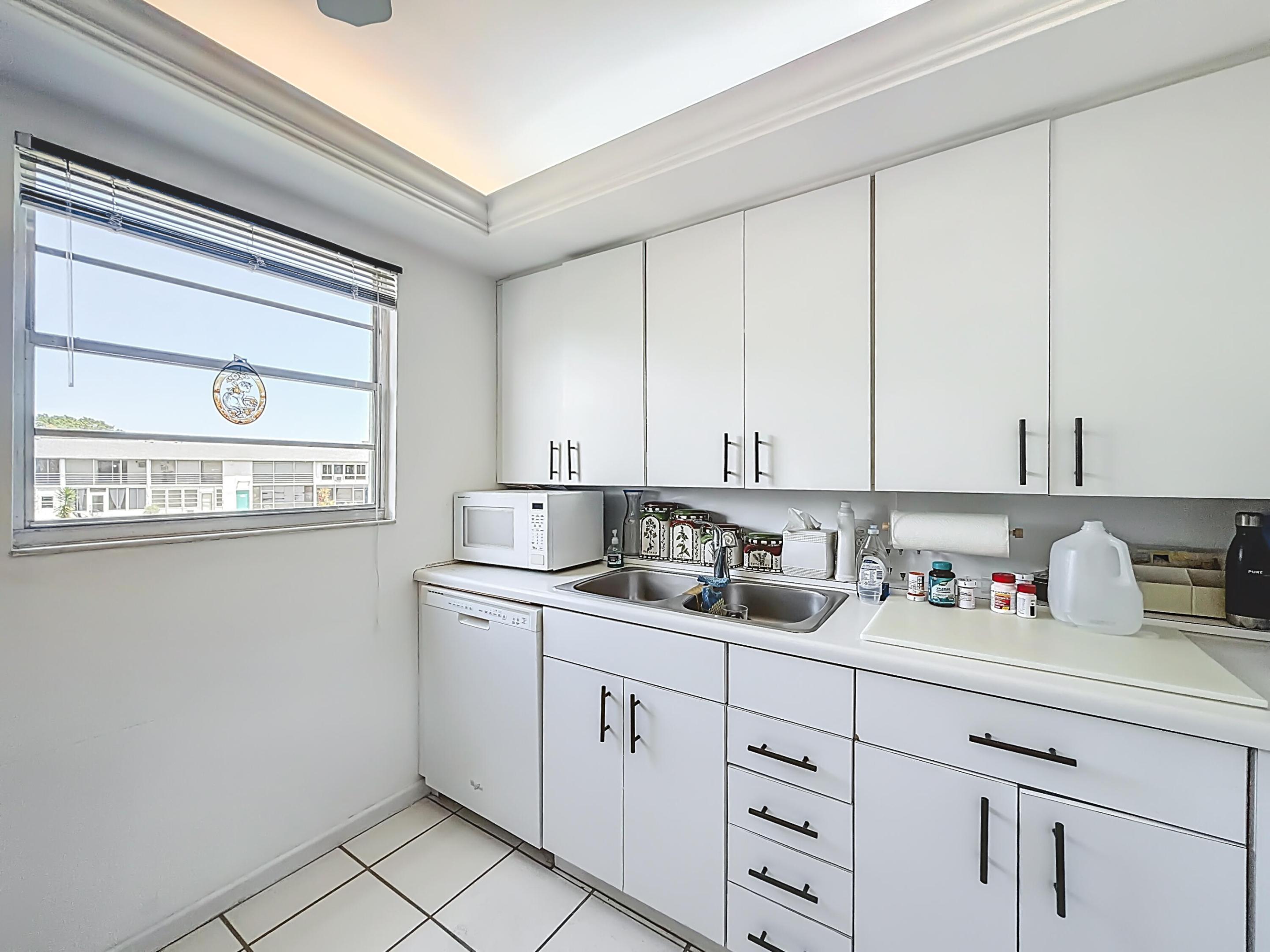 OAKRIDGE V CONDO - Residential