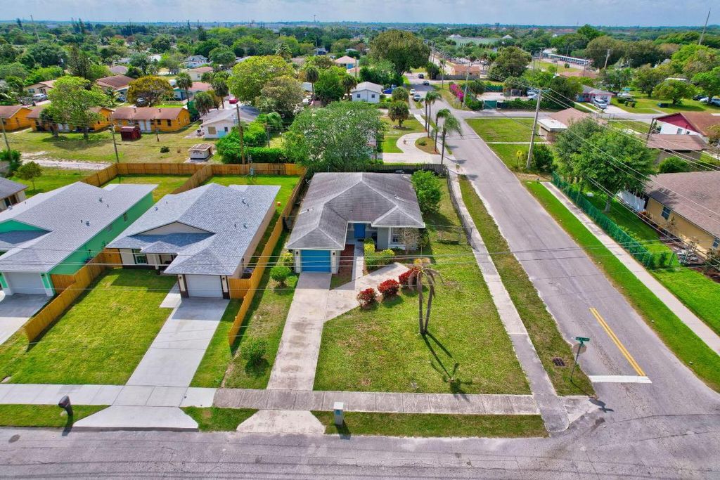 Photo of 244 NW 6th Avenue, Delray Beach, FL 33444 (MLS # R10974936)