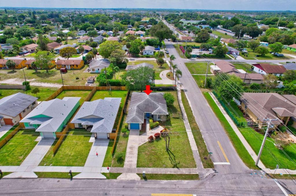 Photo of 244 NW 6th Avenue, Delray Beach, FL 33444 (MLS # R10974936)