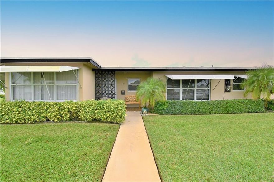 Come see this spacious 2 bedroom 2 bath villa with an additional Florida room off the living room in Highpoint priced at the best value. Kitchen offers newer kitchen cabinets, neutral colors thruout. Just add some minor updates to make this villa your cozy home.