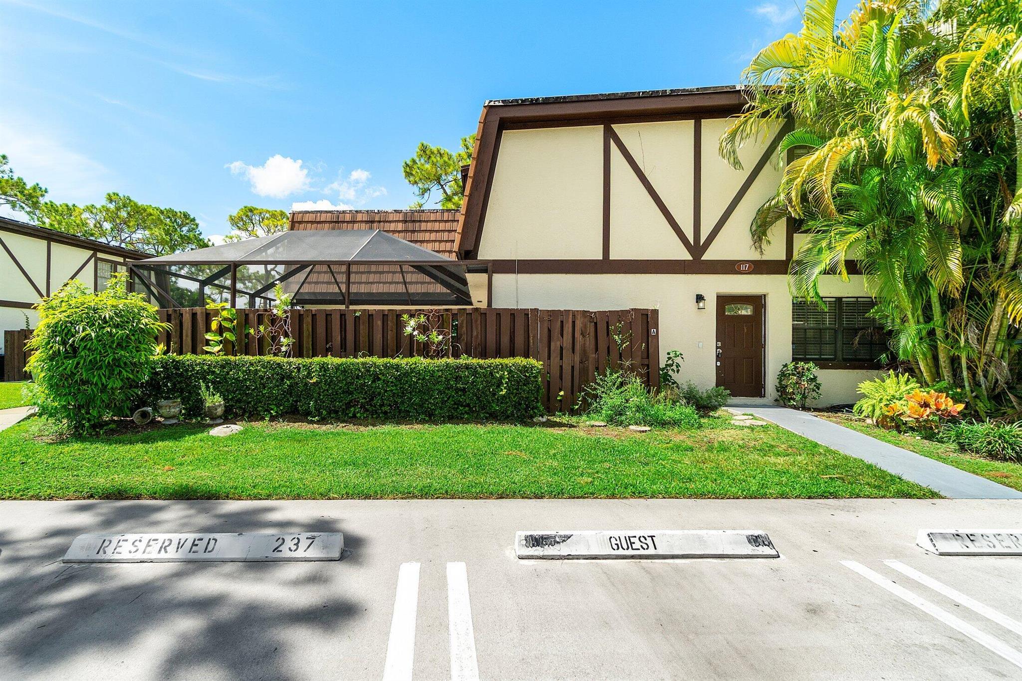 3BD/2.5BA Quiet neighborhood close to shops & dining. Cozy home, recently Renovated, Stainless Steel Appliances. A Large Master Walk In Closet. Large screened patio.