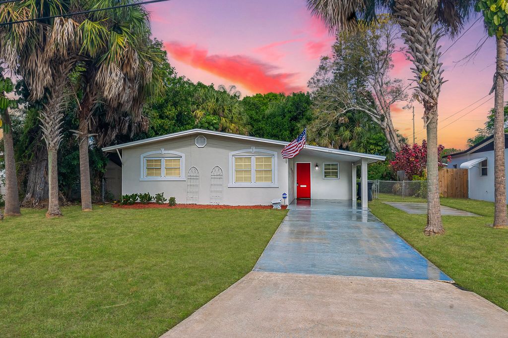 Photo of 602 Azalea Avenue, Fort Pierce, FL 34982 (MLS # R11157142)