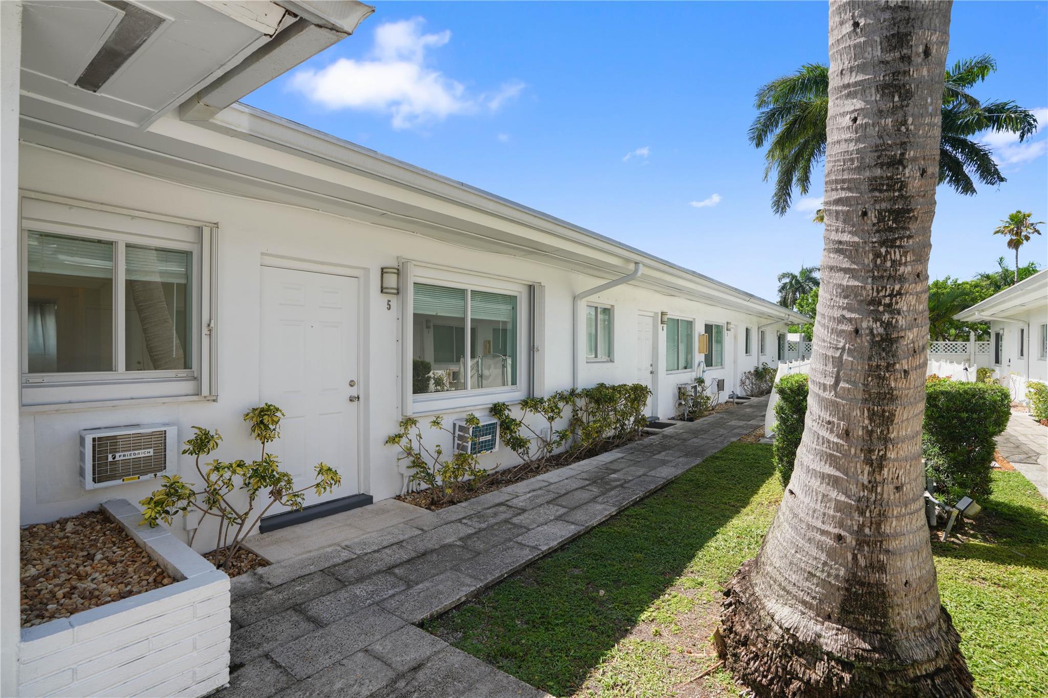 Great opportunity to own a 2-bedroom, 1-bath condo just 8 minutes from the beach. Conveniently located near two major hospitals and close to shopping, dining, and transportation. Well-maintained unit with new A/C units. Enjoy the community pool and soak up the beautiful South Florida sunshine. Can be rented immediately, offering a reliable income stream—perfect for investors or those seeking flexibility.