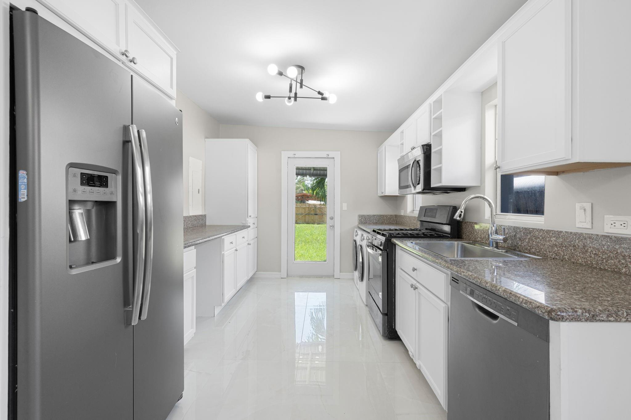 Hollywood 1-21 B - Residential Lease