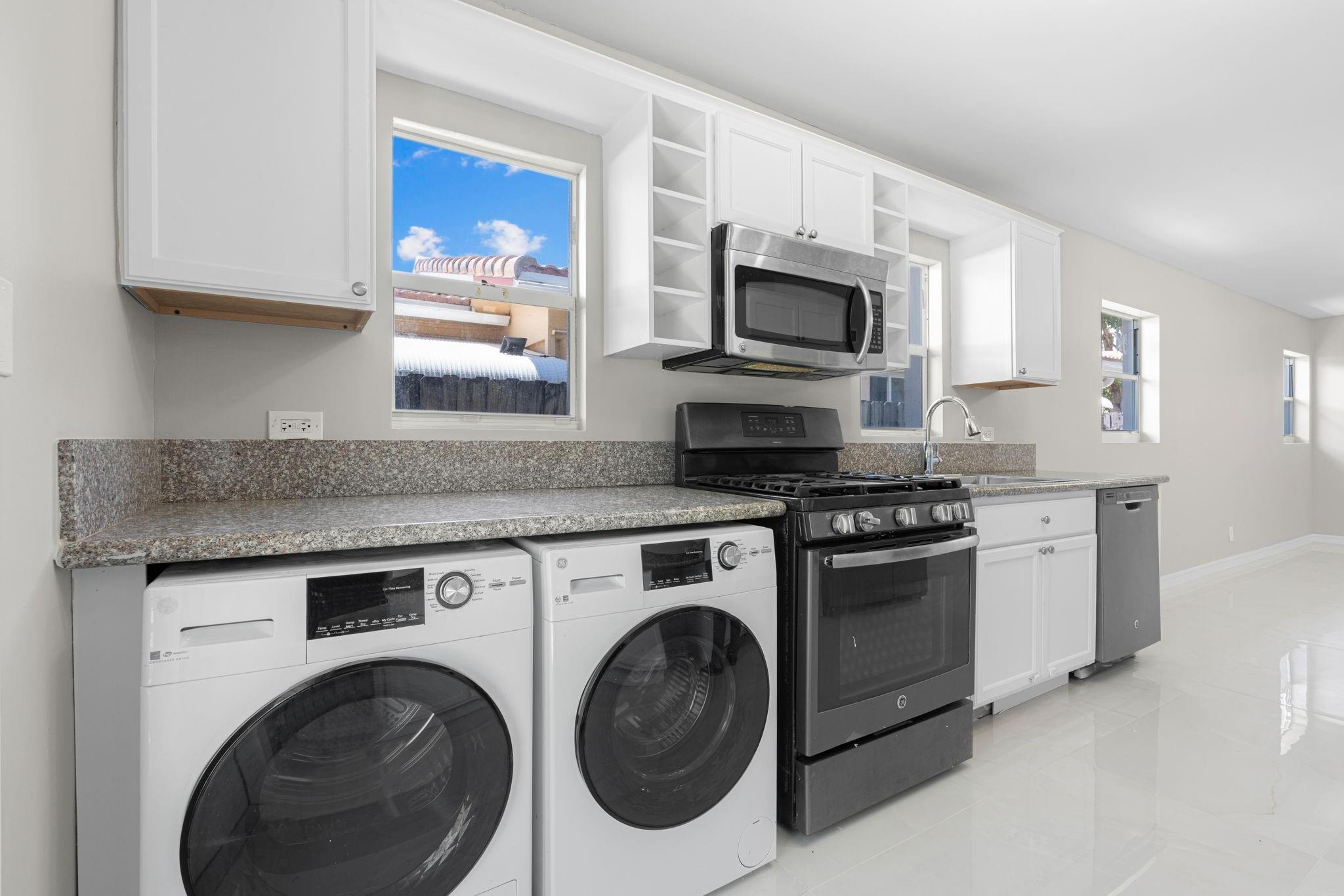 Hollywood 1-21 B - Residential Lease