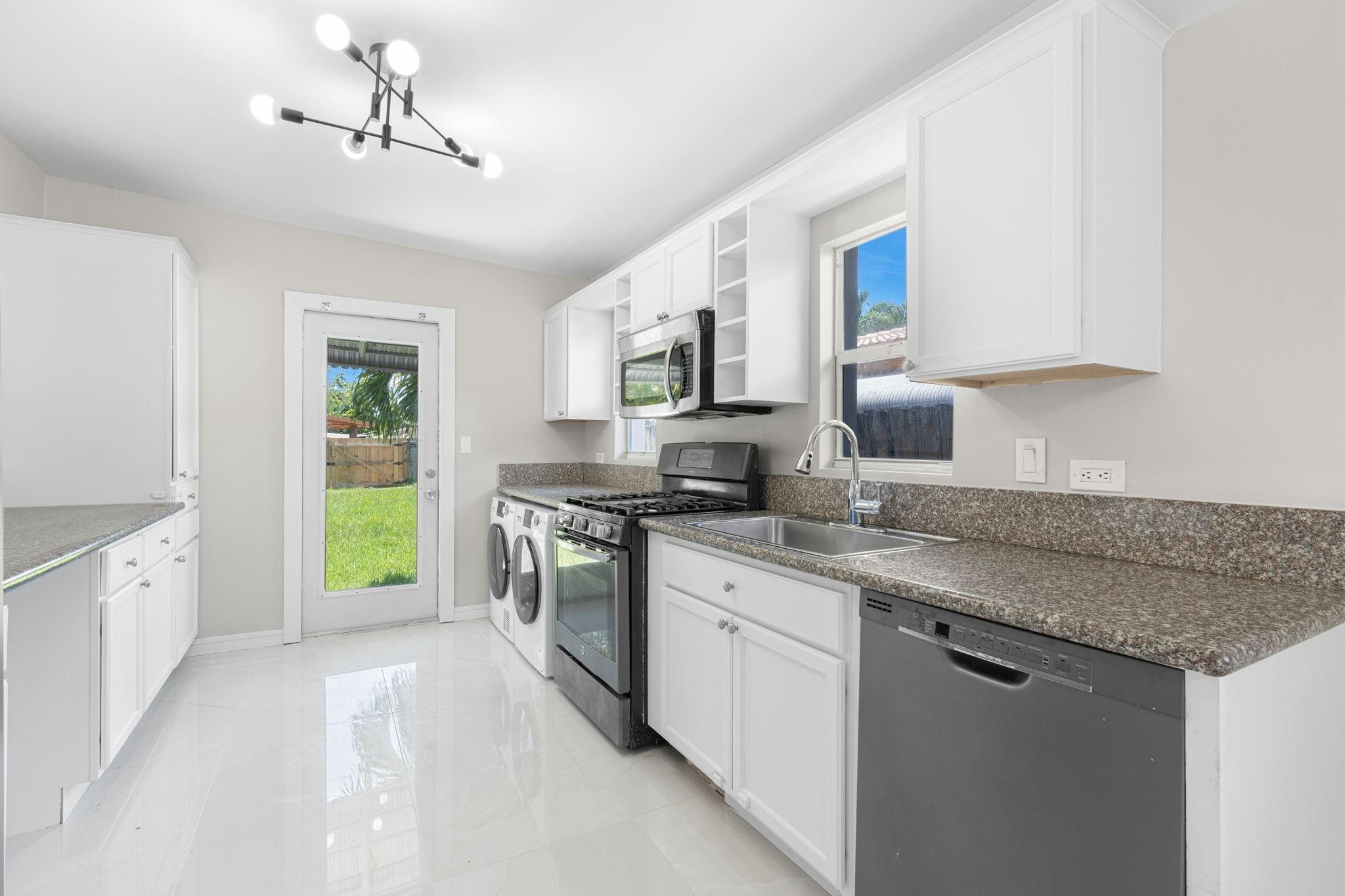 Hollywood 1-21 B - Residential Lease