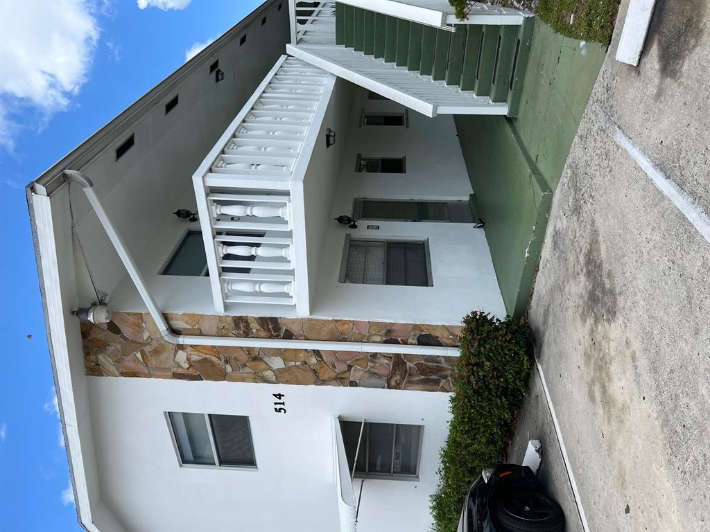 BEAUTIFUL 1 BAD, 1 BATH CONDO UNIT. GREAT AND QUIET NEIGHBOURHOOD. UNIT PARTIALLY FURNISHED. CLOSE TO I-95, SHOPING CENTER, RESTOURANTS AND MORE.
