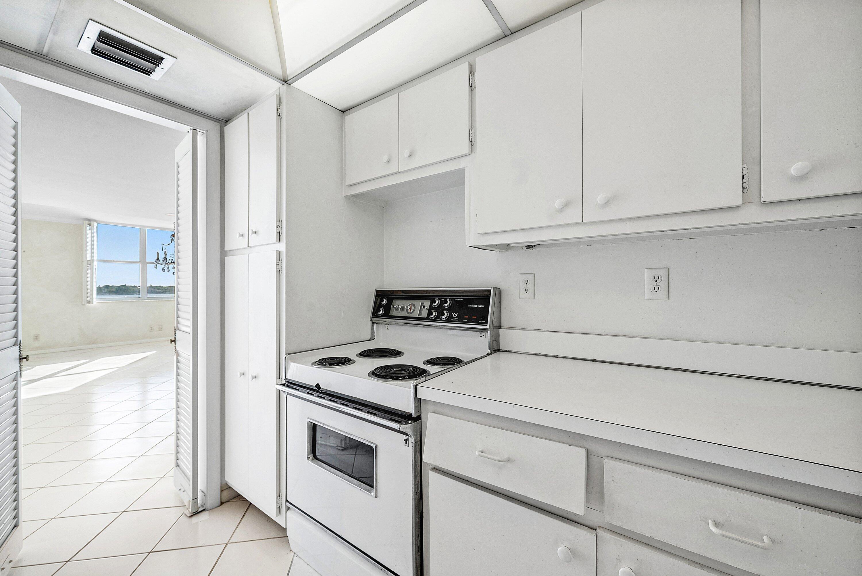 PORTOFINO CONDO PT OF LTS 15 AND 16,JARVIS PAR - Residential