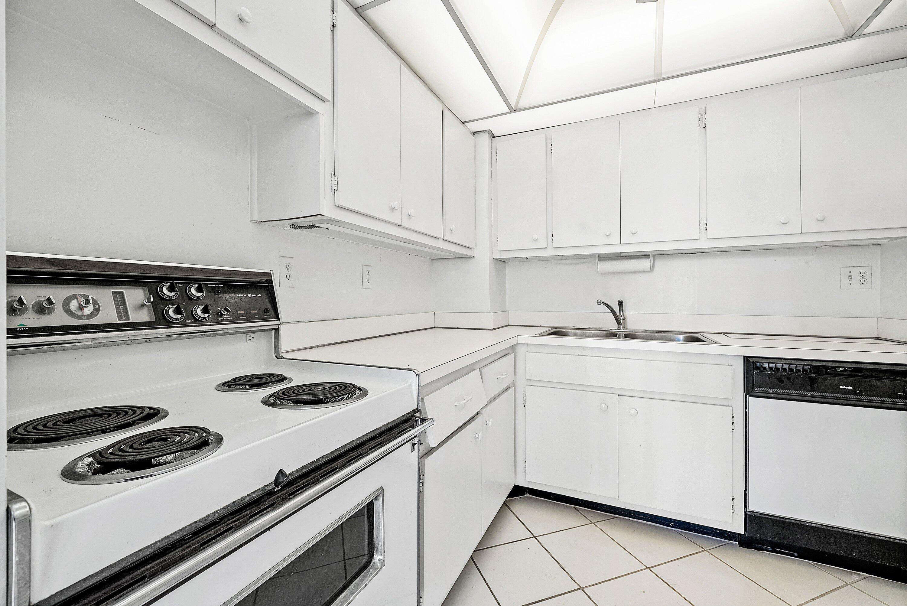 PORTOFINO CONDO PT OF LTS 15 AND 16,JARVIS PAR - Residential