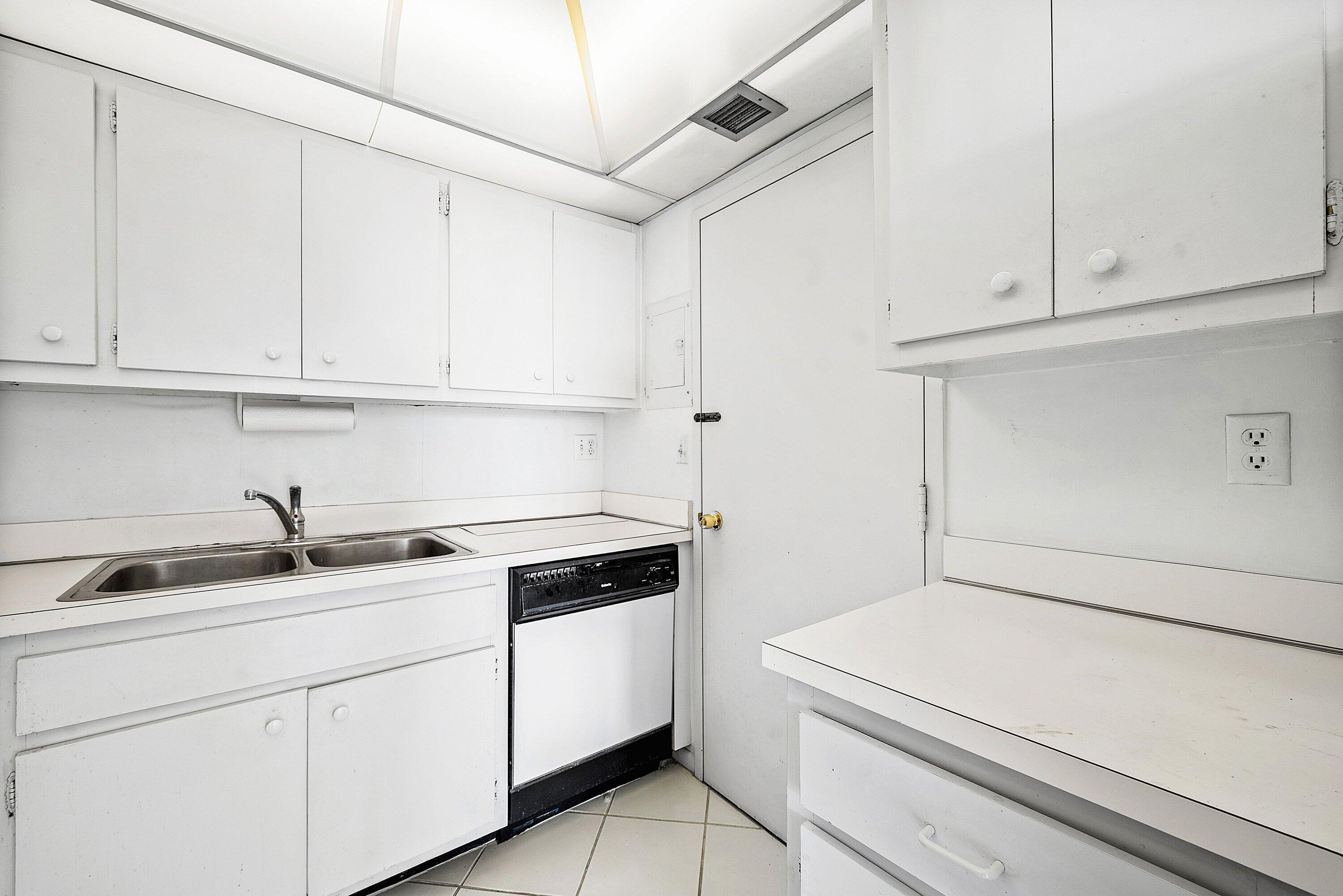 PORTOFINO CONDO PT OF LTS 15 AND 16,JARVIS PAR - Residential