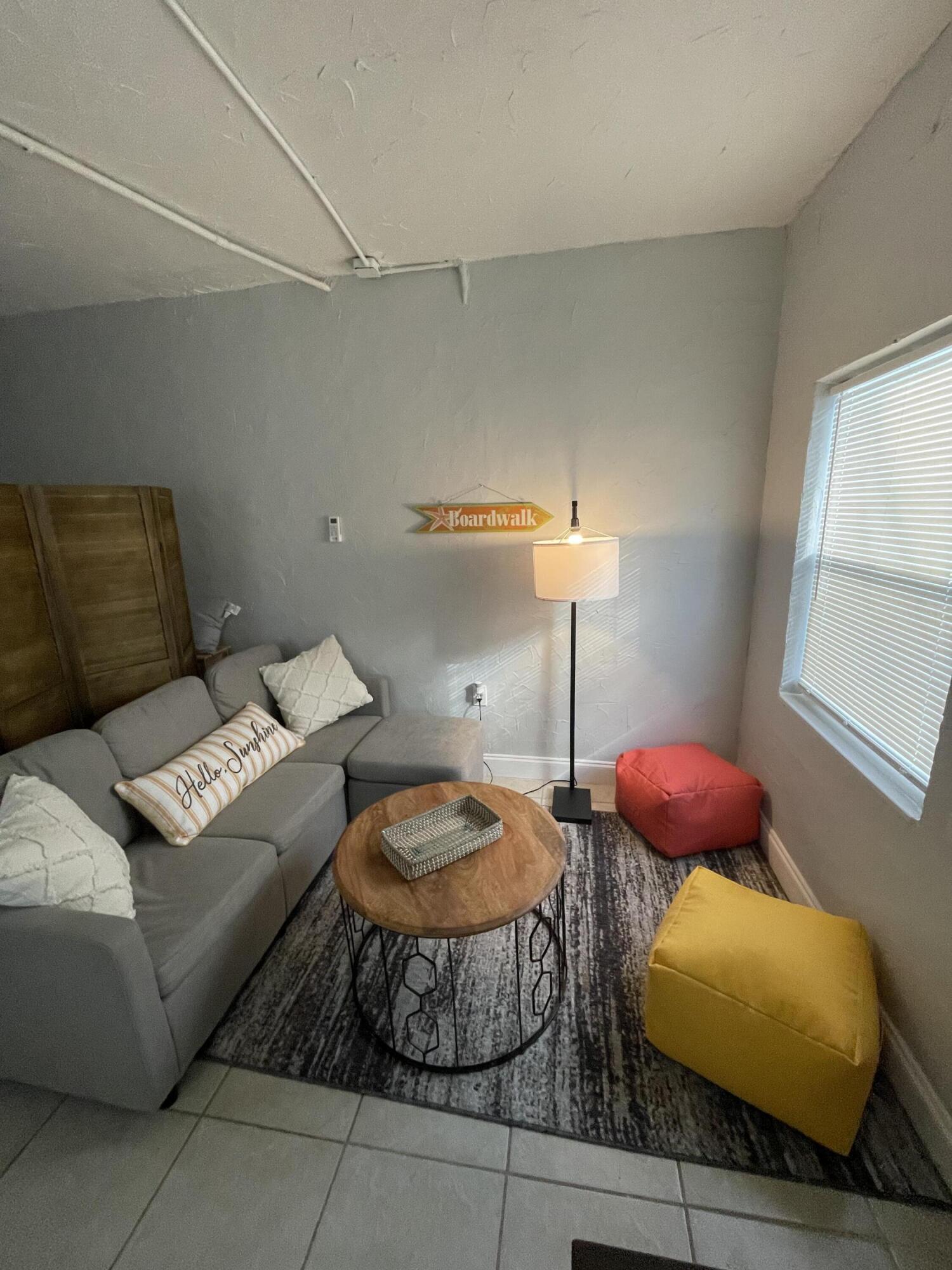 Amazing studio in a quiet garden place,close to down town restaurant and antique gallery the studio including water electric and wifi.
