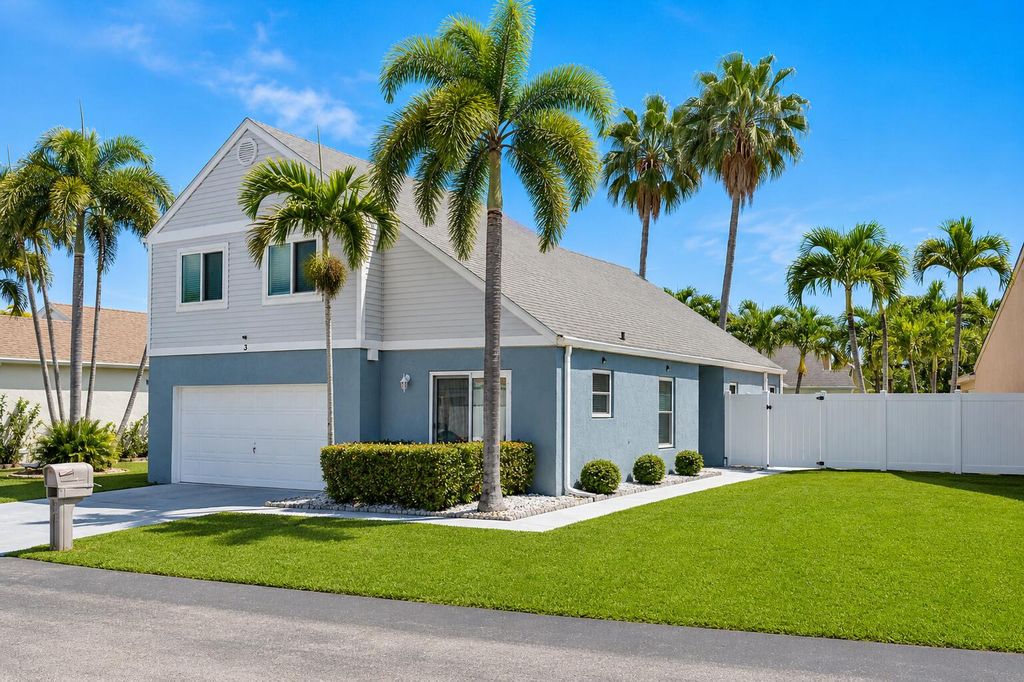 Photo of 3 Meriden Way, Boynton Beach, FL 33426 (MLS # B26044413)