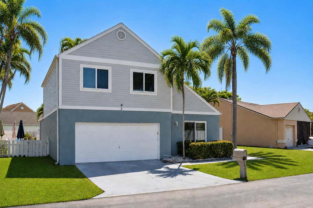 Photo of 3 Meriden Way, Boynton Beach, FL 33426 (MLS # B26044413)