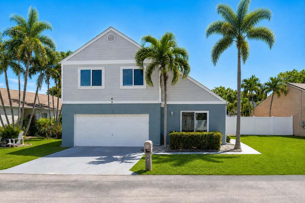 Photo of 3 Meriden Way, Boynton Beach, FL 33426 (MLS # B26044413)