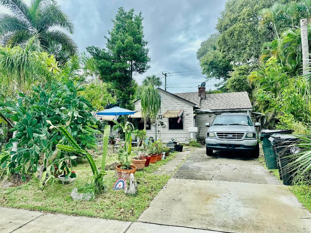 Photo of 809 N Lakeside Drive, Lake Worth Beach, FL 33460 (MLS # R11131670)