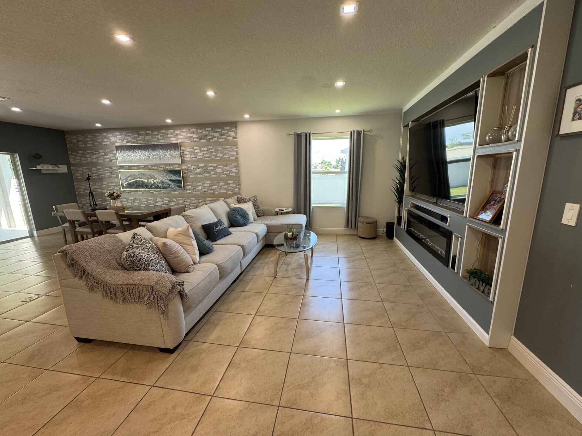 PORT ST LUCIE-SECTION 47- - Residential