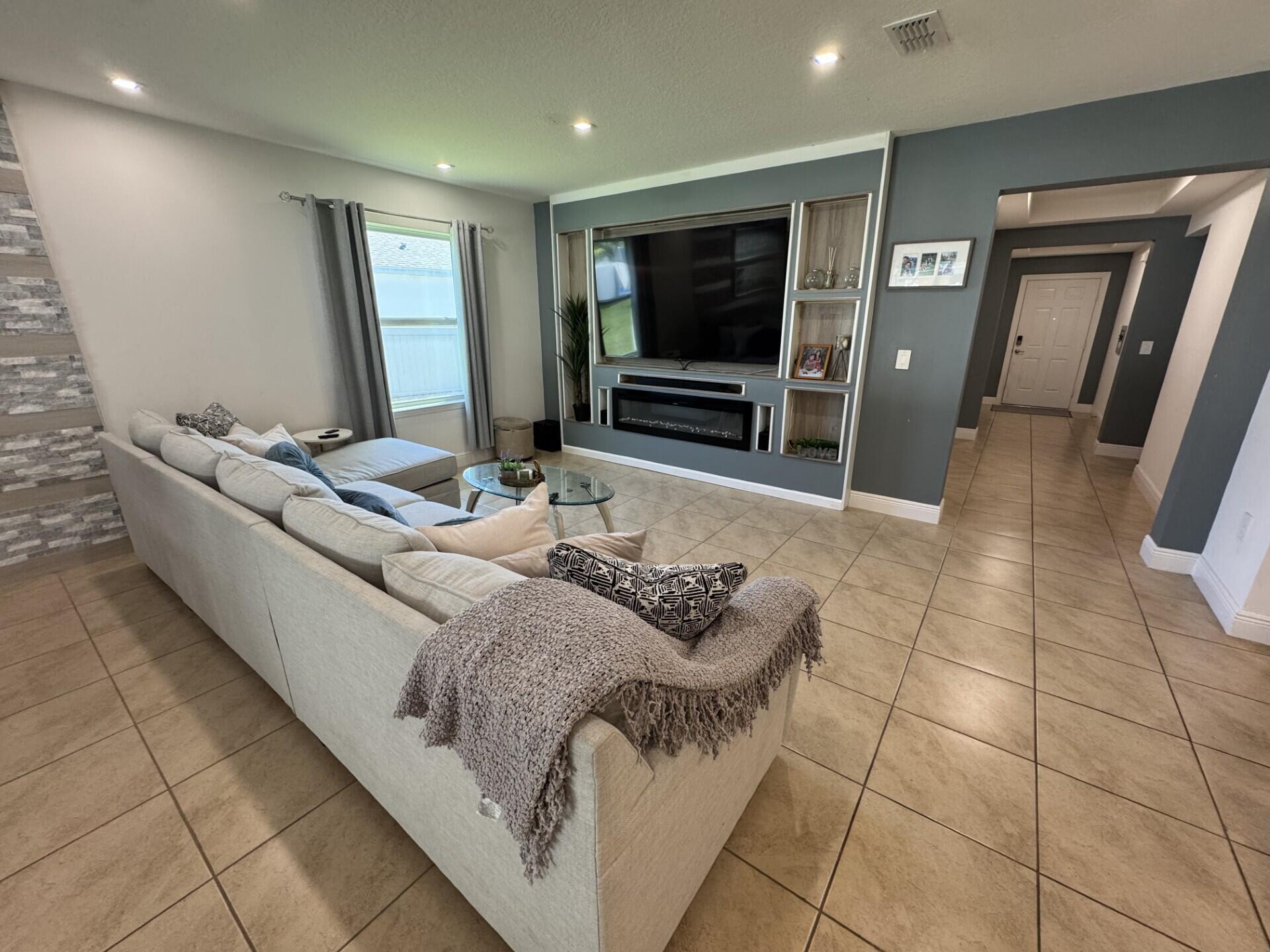 PORT ST LUCIE-SECTION 47- - Residential