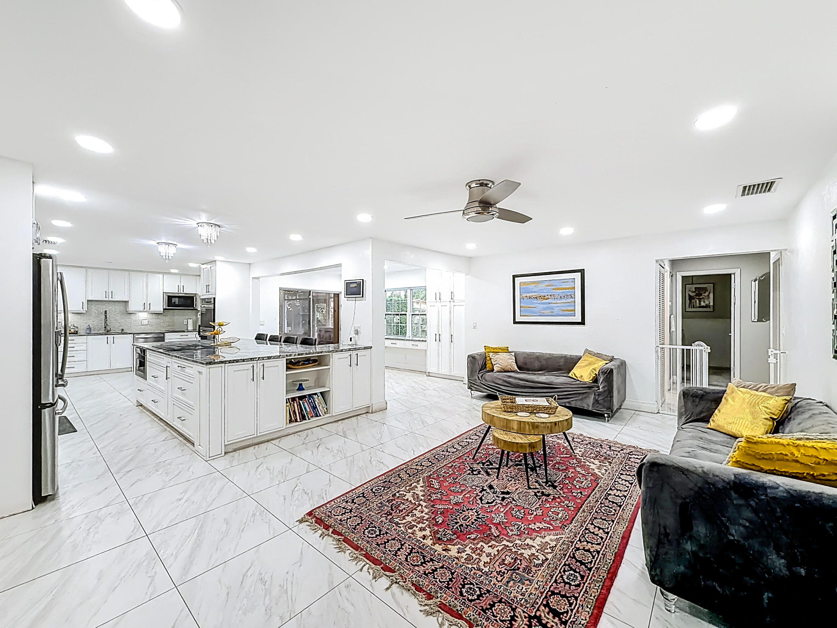 CORAL SPRINGS LAKES - Residential