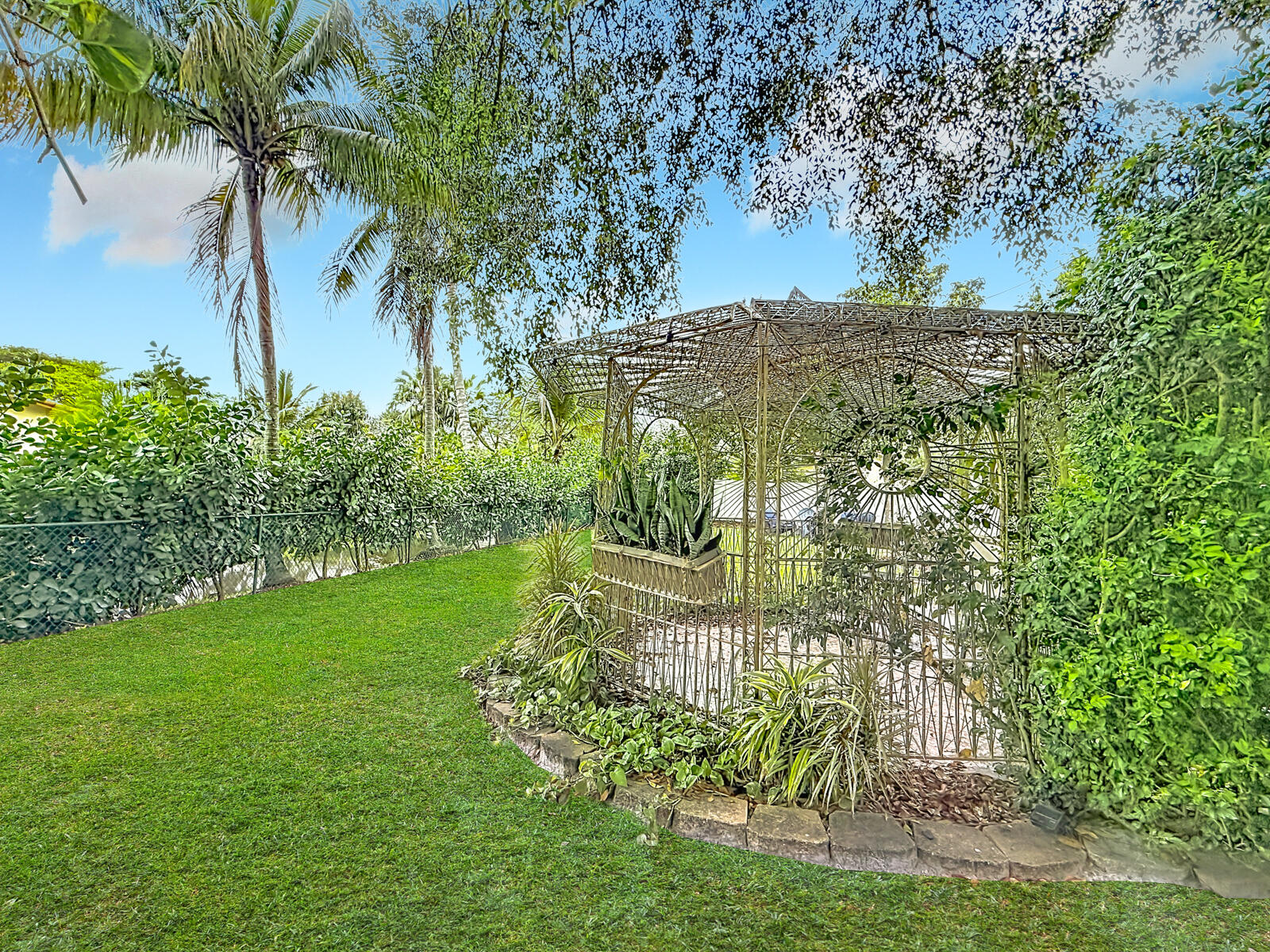 CORAL SPRINGS LAKES - Residential