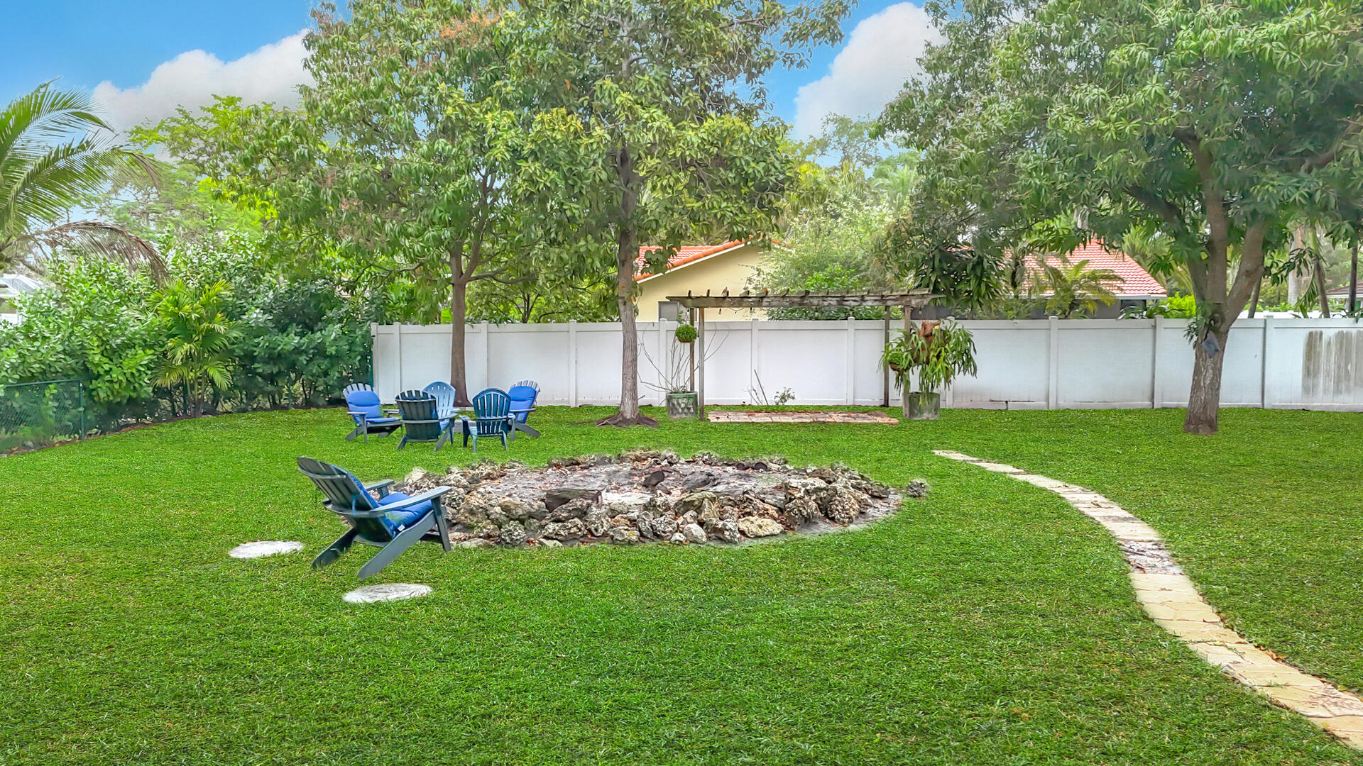 CORAL SPRINGS LAKES - Residential