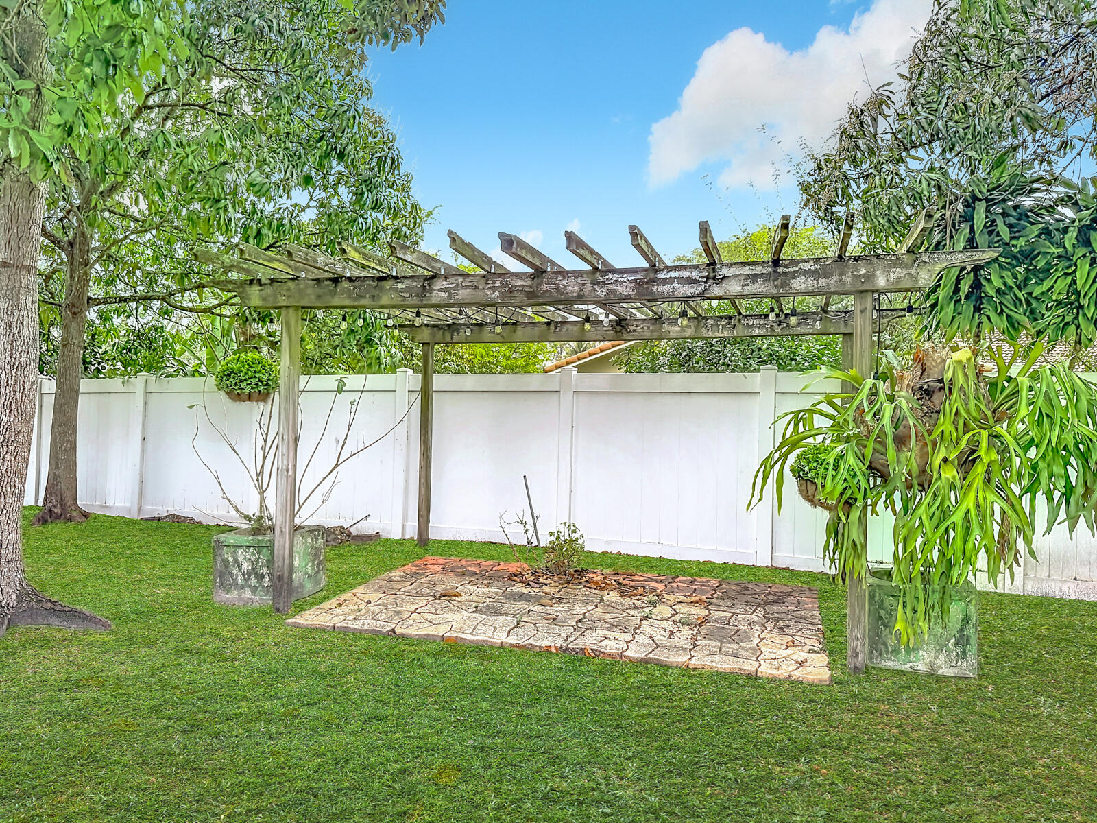 CORAL SPRINGS LAKES - Residential