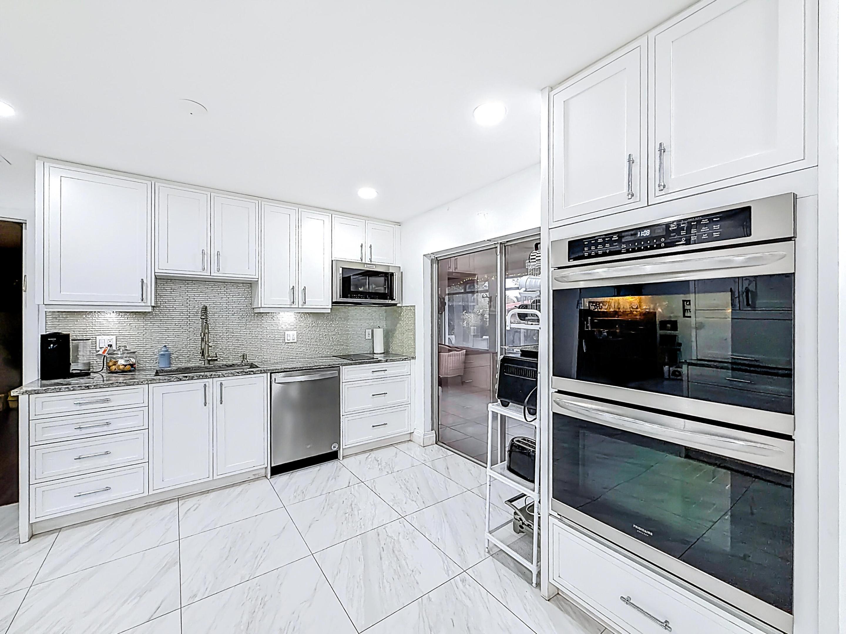 CORAL SPRINGS LAKES - Residential