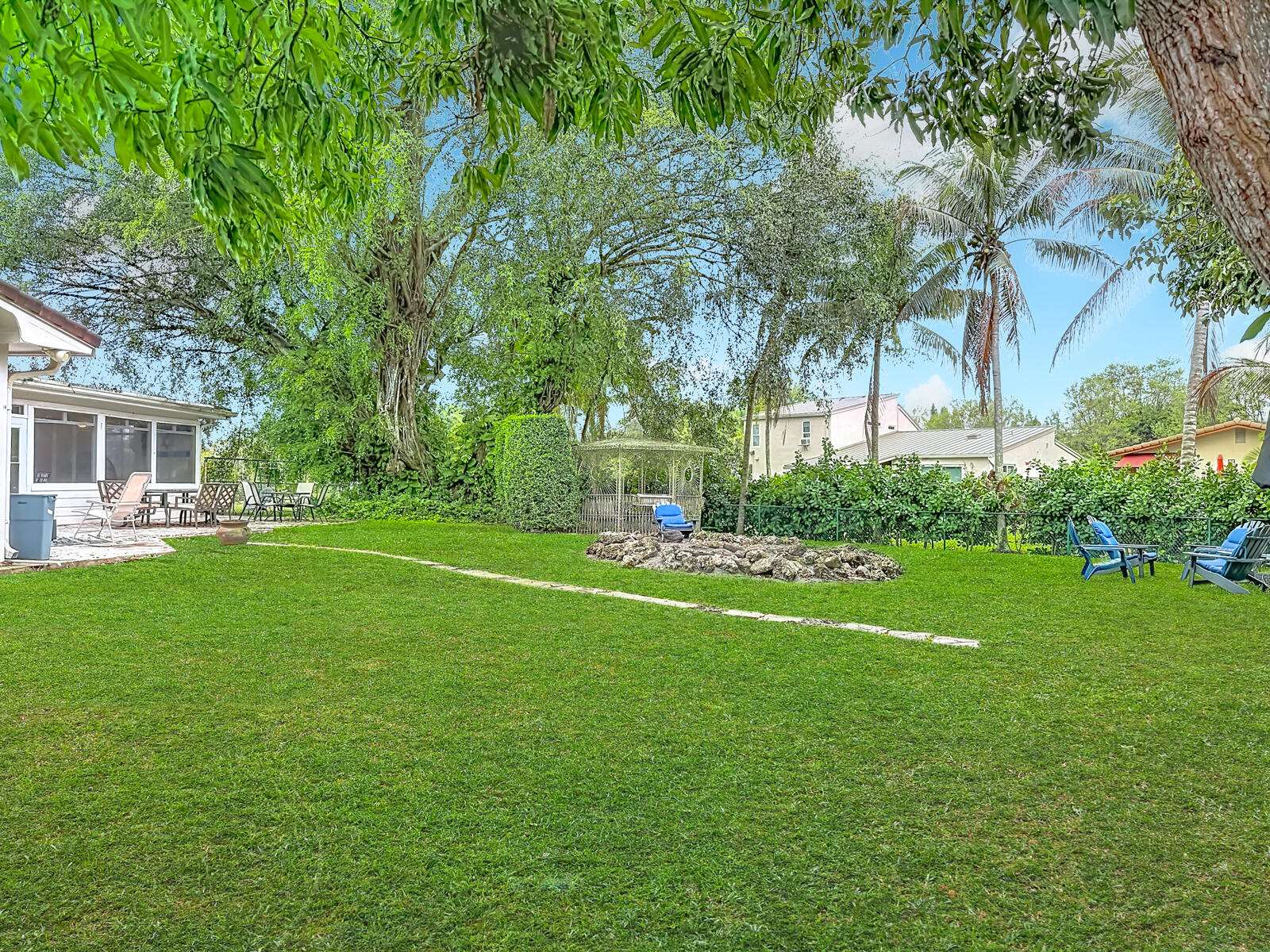 CORAL SPRINGS LAKES - Residential