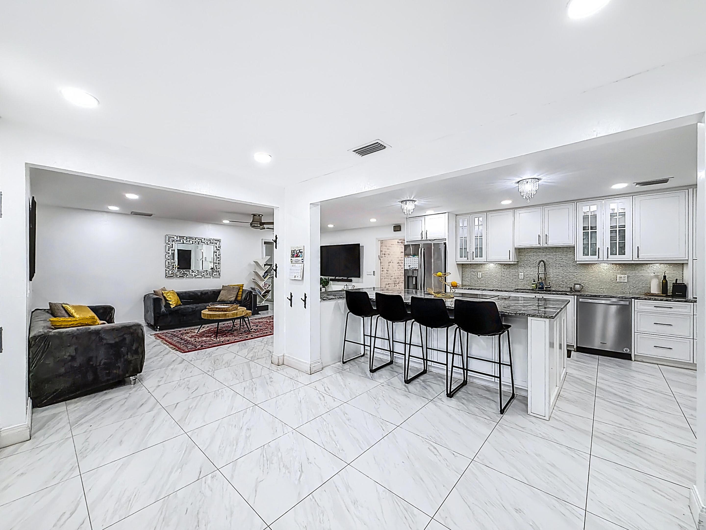 CORAL SPRINGS LAKES - Residential