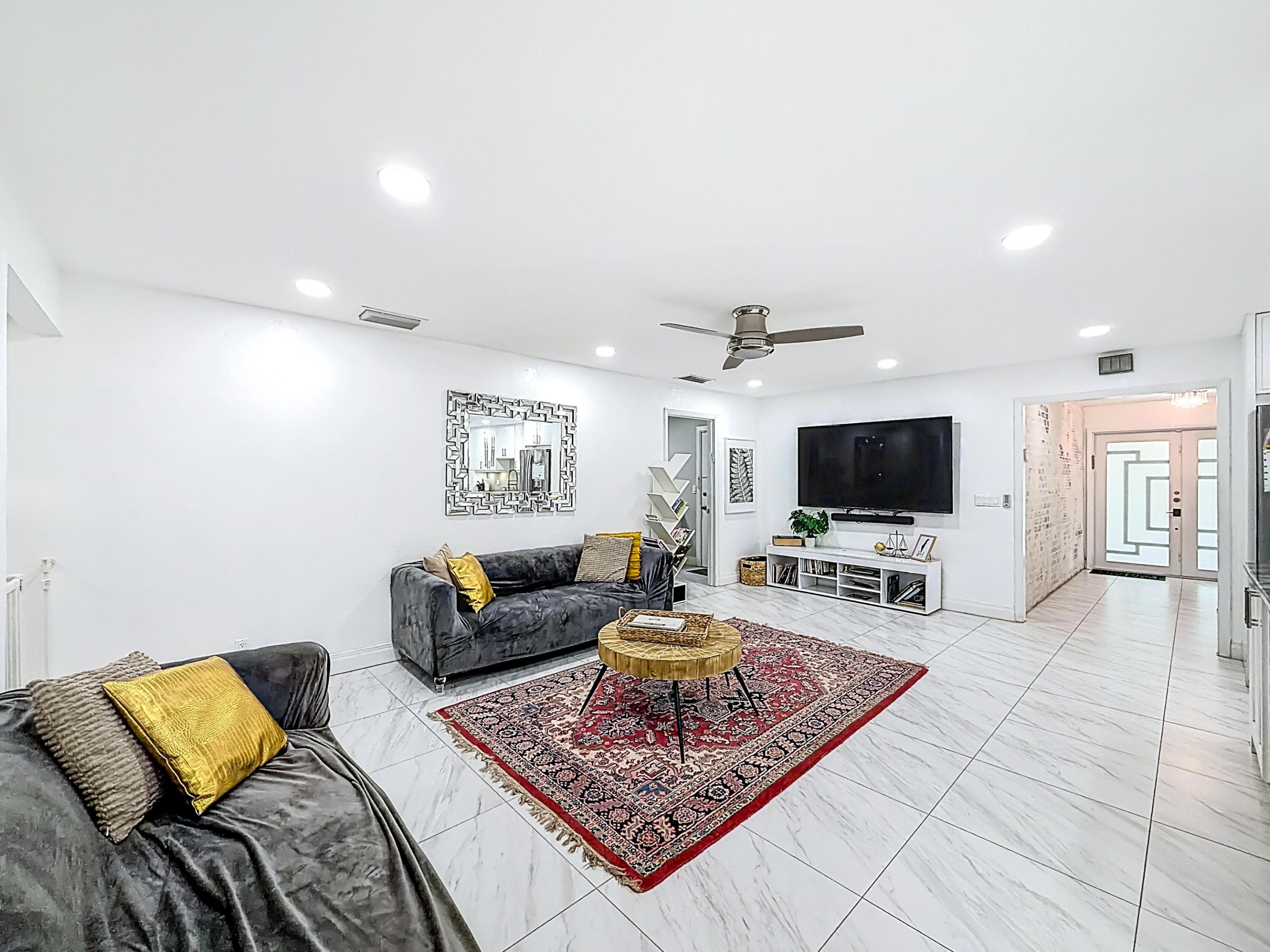 CORAL SPRINGS LAKES - Residential