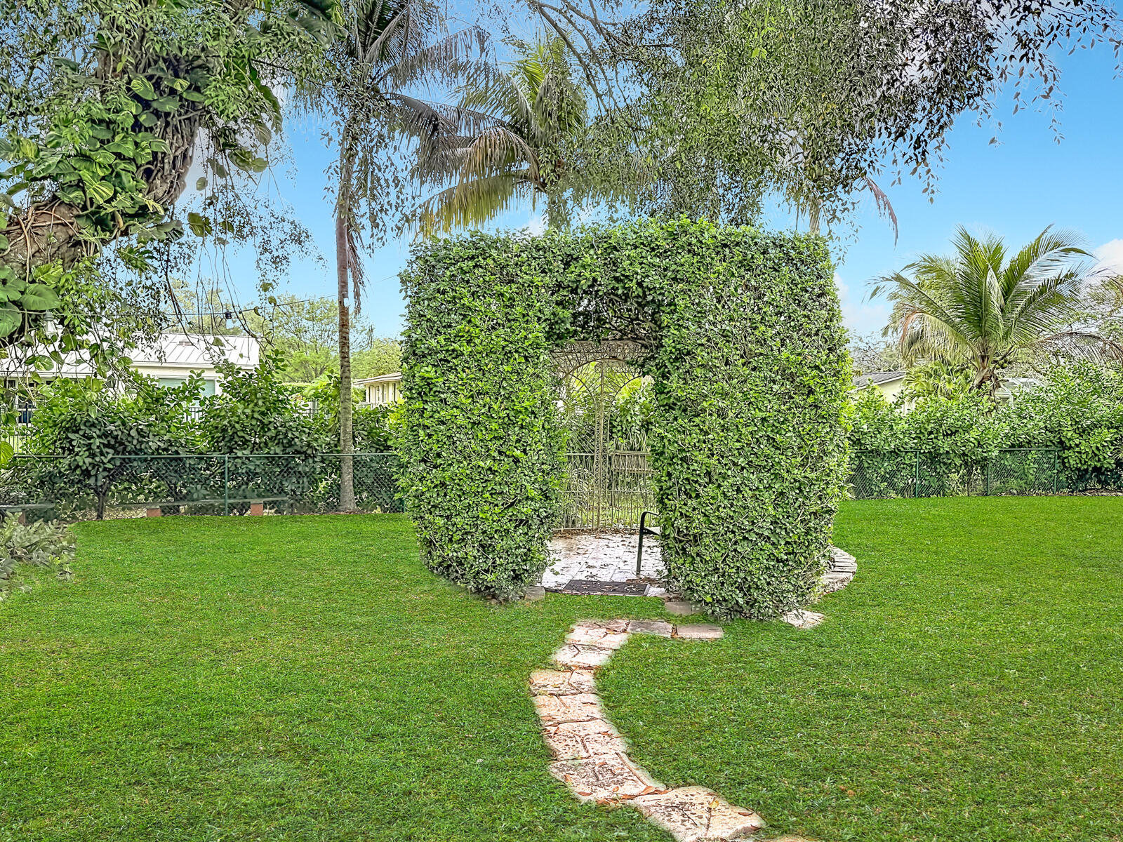 CORAL SPRINGS LAKES - Residential