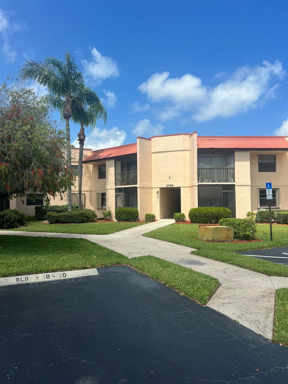 Cozy 1 bed 1 bath ground floor condo near the heart of Jensen Beach. Screened in patio. Walking distance to two great community pools over looking lakes, one heated and one unheated for year round enjoyment. Community also offers a fantastic grilling area, clubhouse and park! Pets and trucks are allowed! Close to beaches, shopping and great restaurants! Schedule your showing today!