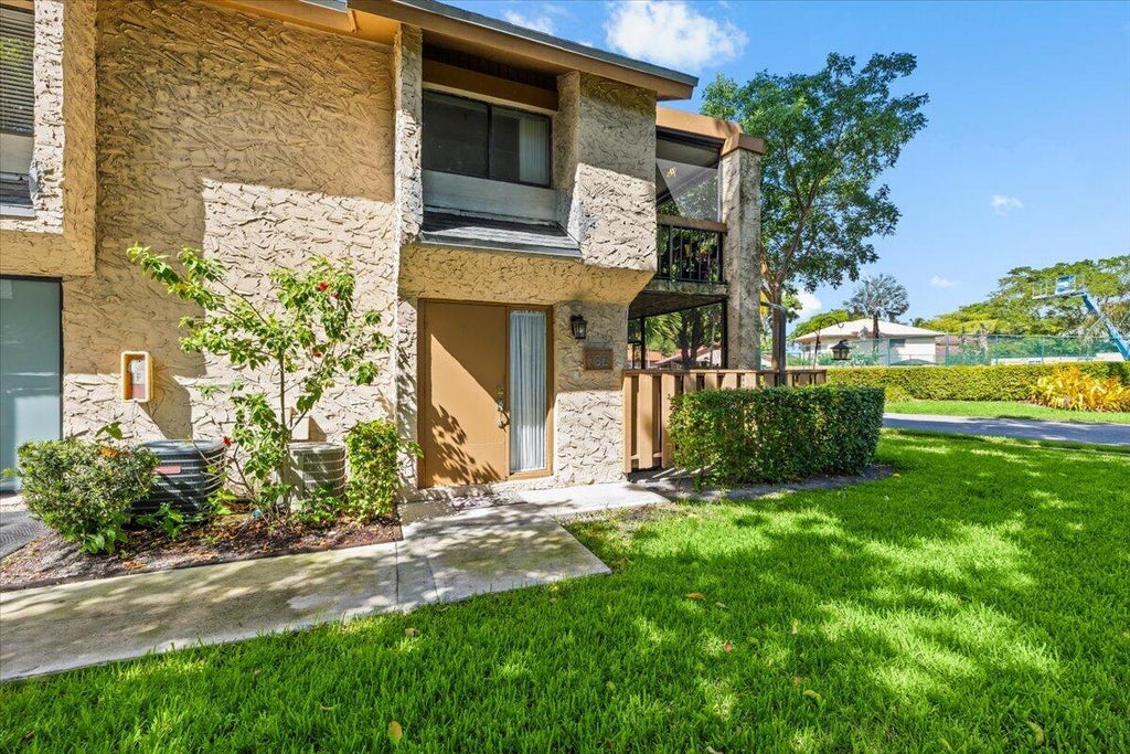 Photo of 130 WIMBLEDON LAKE Drive, Plantation, FL 33324 (MLS # B26072338)