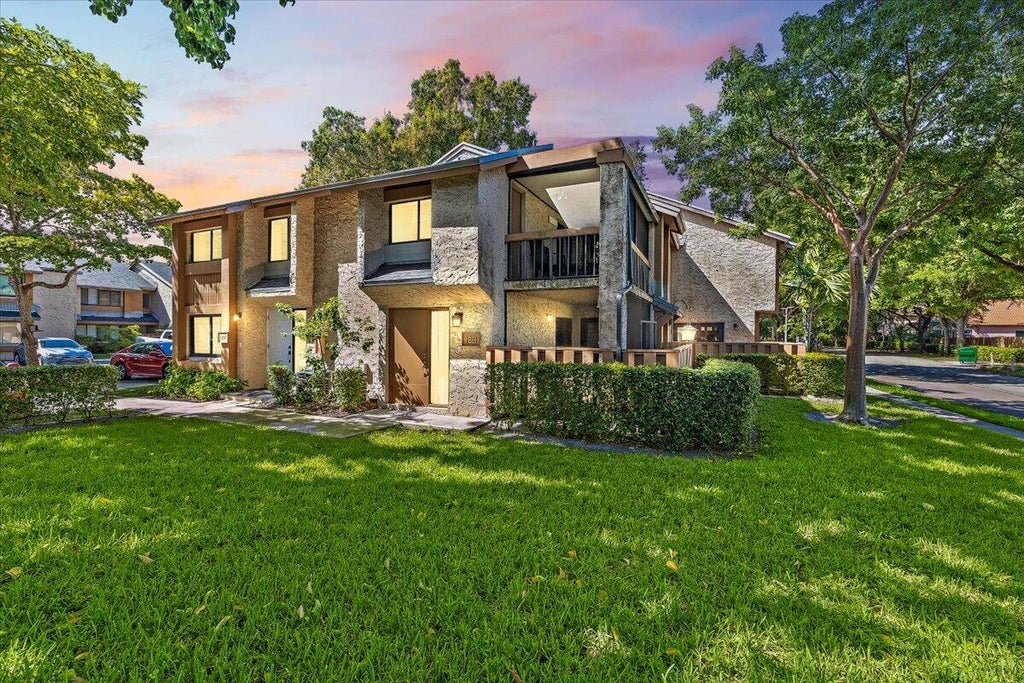 Photo of 130 WIMBLEDON LAKE Drive, Plantation, FL 33324 (MLS # B26072338)