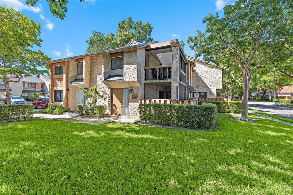 Photo of 130 WIMBLEDON LAKE Drive, Plantation, FL 33324 (MLS # B26072338)